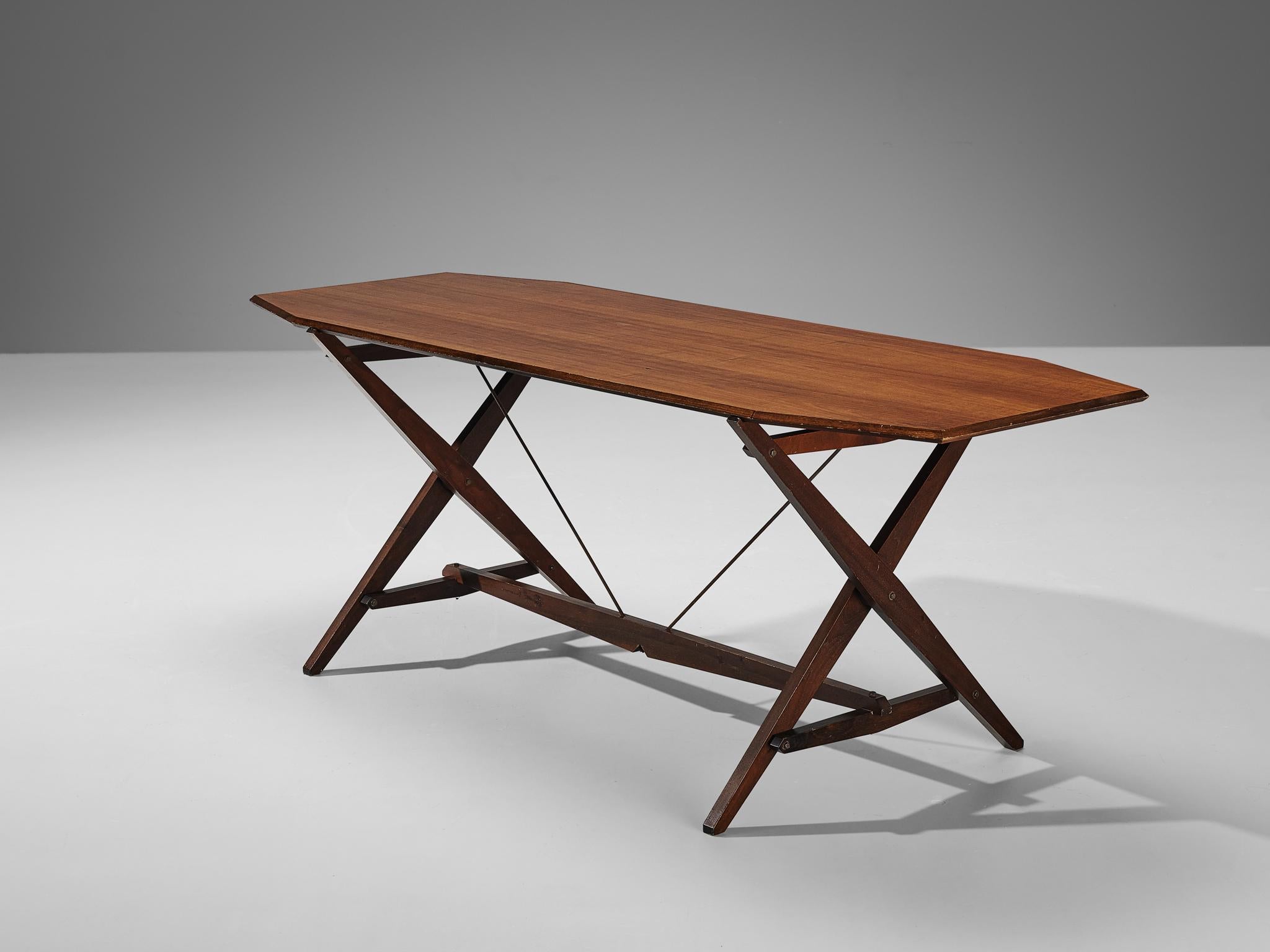 Franco Albini für Poggi, Esstisch, Modell TL2, Nussbaum und Eisen, Italien, 1951.

Der Tisch TL2 von Franco Albini zeichnet sich durch sein einfaches und schlichtes Design aus. Die rechteckige Tischplatte mit abgeschrägten Kanten ist aus dunklem