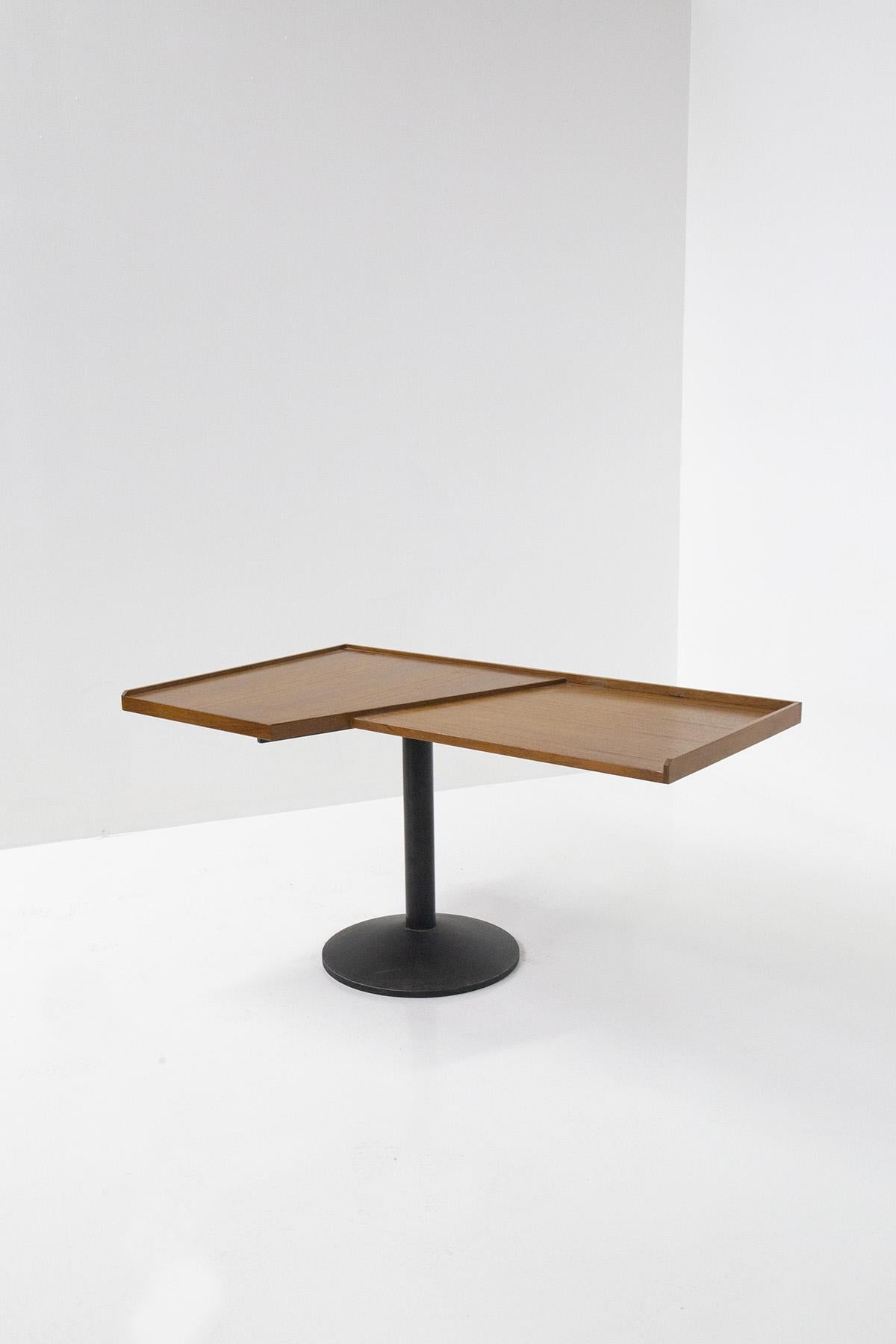Rare and important desk model Stadera designed by Franco Albini for the Poggi manufacture, in 1959. Model 840. Made of noble wood for its shelf, the desk is the perfect modernist element of great Italian design. Its countertop features clean, sharp