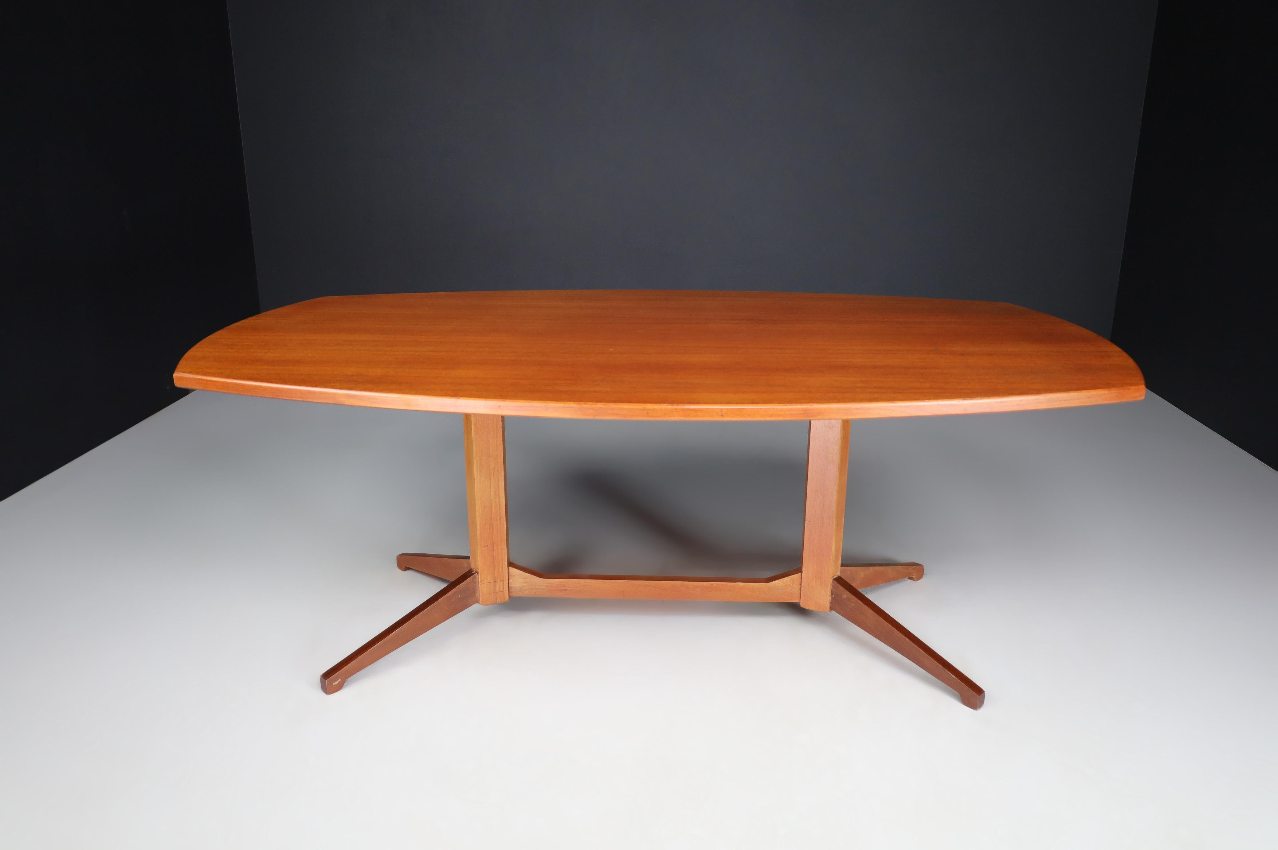 Franco Albini for Poggi table or desk, Italy, 1960s

Walnut table TL22 model by Franco Albini for Poggi Italy 1960s. It is in excellent condition, with a minor patina on the wood parts. This unique table or desk would be an eye-catching addition
