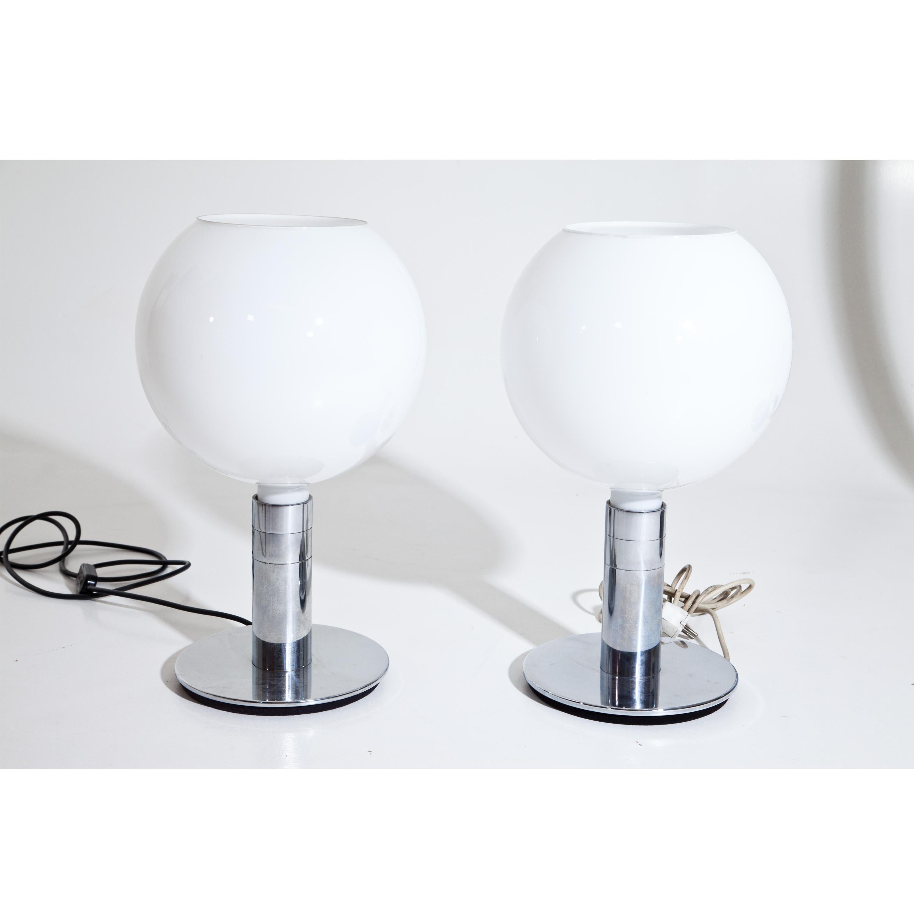 Paar Tischlampen auf rundem verchromtem Sockel und Opalglasschirm mit breiter Öffnung. Im Sockel ist 