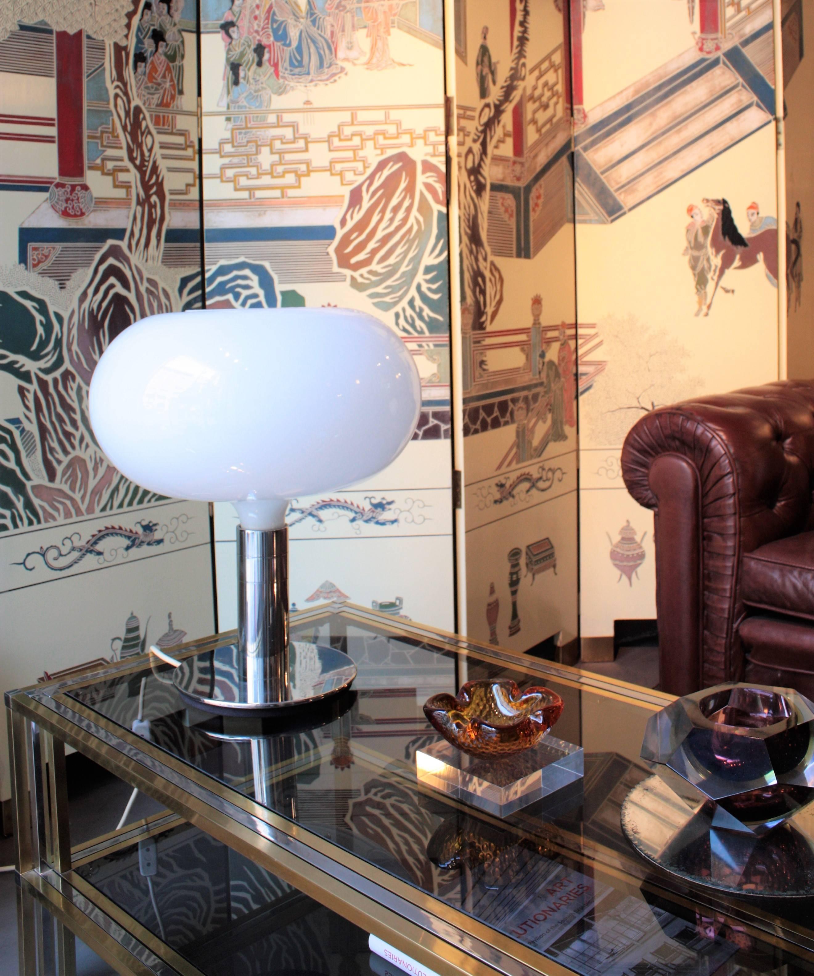 Lampe de table de la série AM/AS, conçue par Franco Albini et Franca Helg en collaboration avec Antonio Piva, fabriquée par Sirrah en 1969. 
Abat-jour en verre opalin, base chromée. Modèle AM1/N. Italie, années 1970.
Mesures : 52 cm H x 40 cm