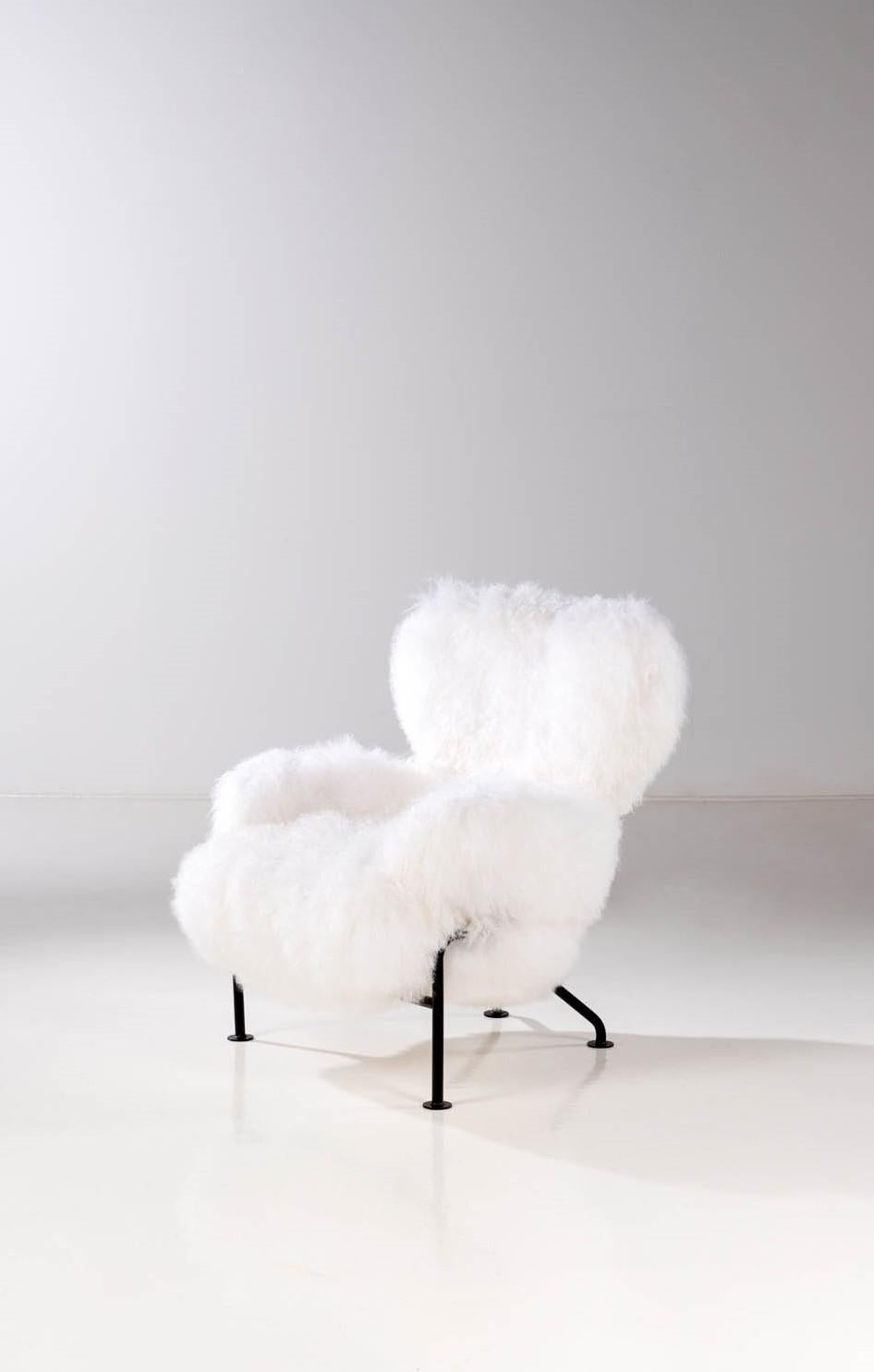 PL19 or 'Tre Pezzi' armchair designed by Franco Albini and Franca Helg in 1952, Poggi production, Pavia, 1960s.
This is a special piece, made of a structure in black tubular lacquered metal and re-upholstered in white Mongolia wool.
Very good