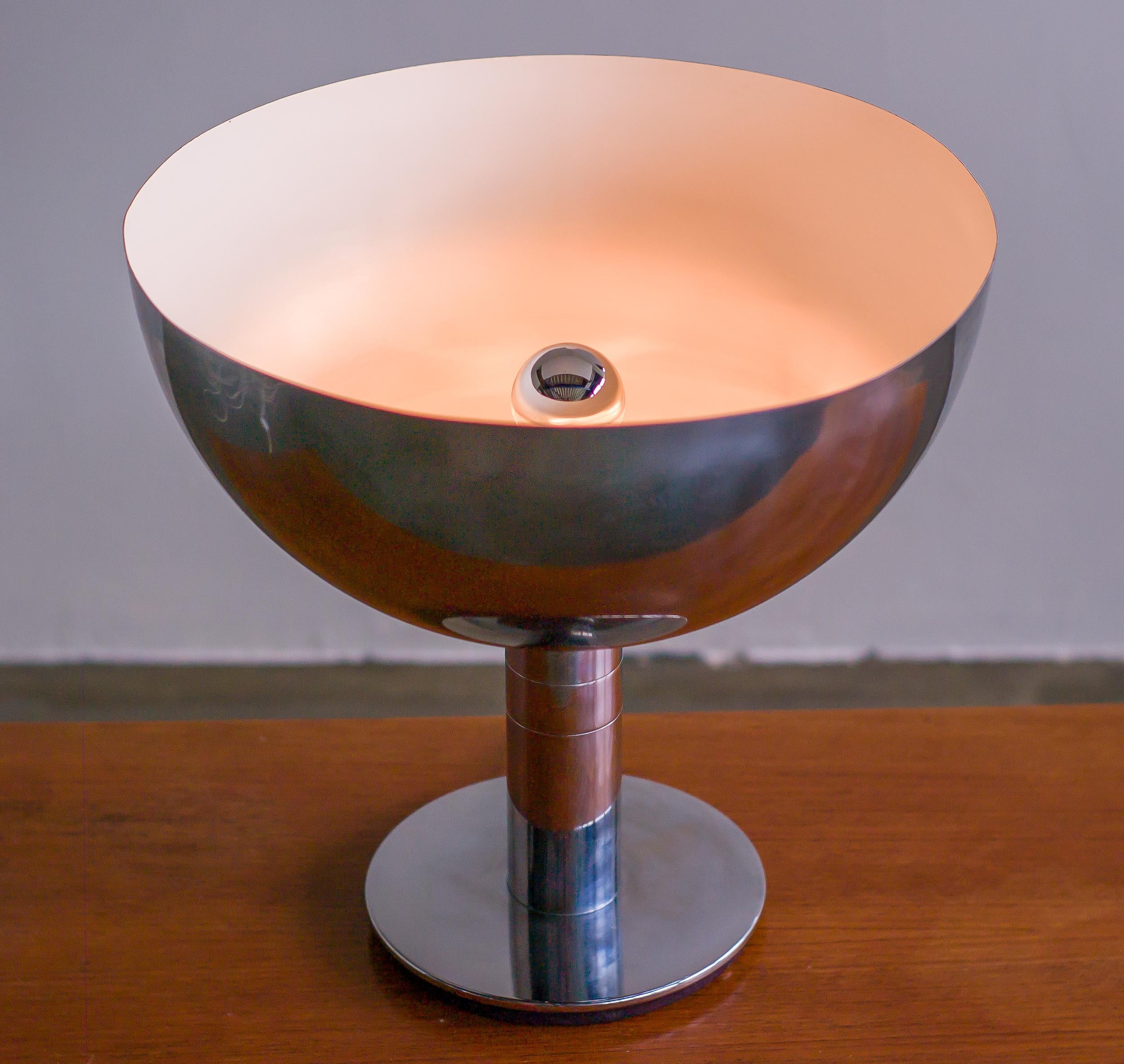 Cette lampe de table chromée a été conçue en Italie par Franco Albini et Franca Helg pour Sirrah en 1969. 
Il s'agit d'une version originale très ancienne. Le luminaire est fabriqué en acier chromé et peint et reste dans un bon état général vintage.