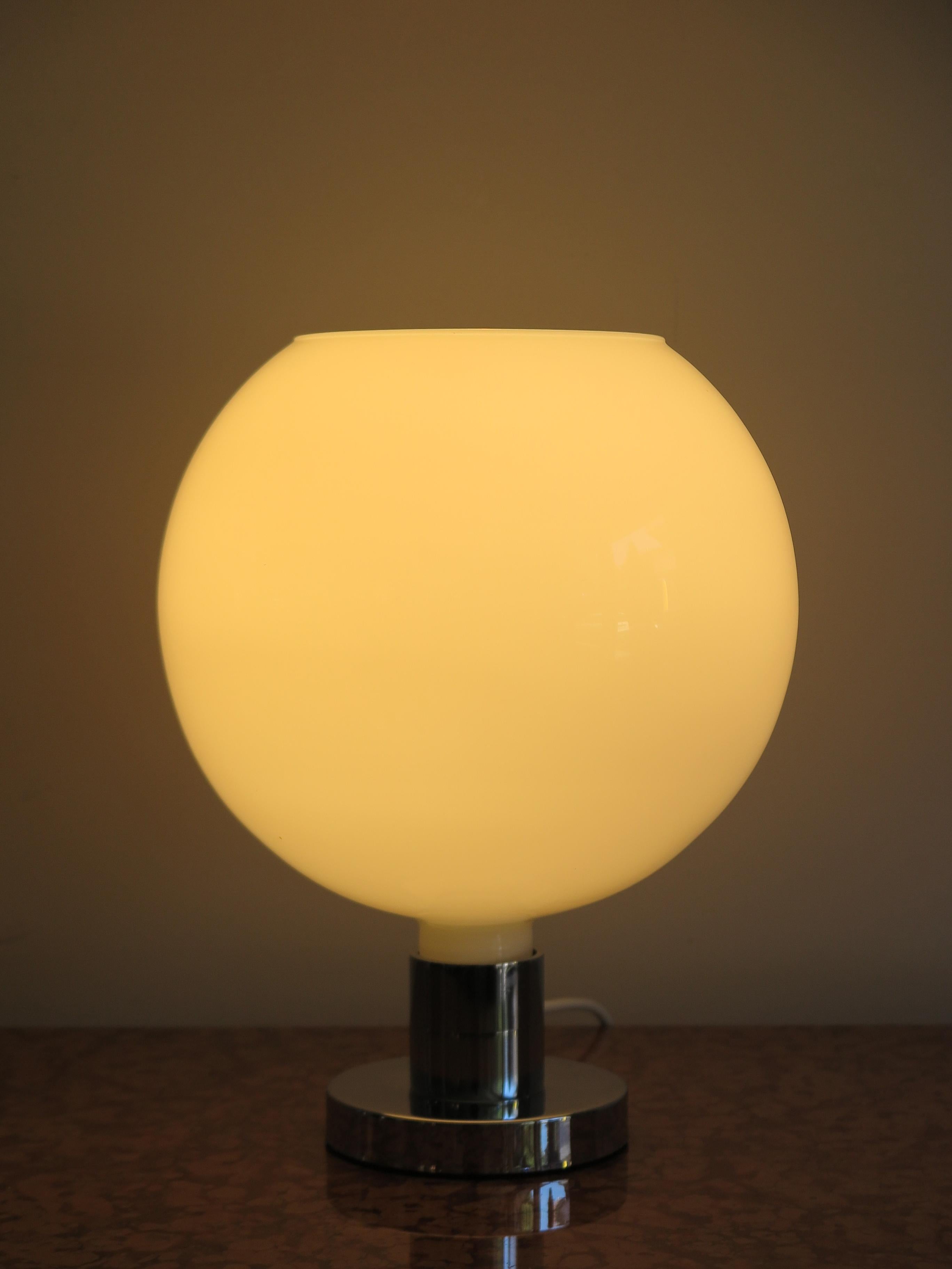 Italian Mid-Century Modern design table lamp AM4 serie designed by Franco Albini, Franca Helgh, Antonio Piva and produced by Sirrah, made up of opal glass sphere and chromed metal base, with original paper box, 1960s.