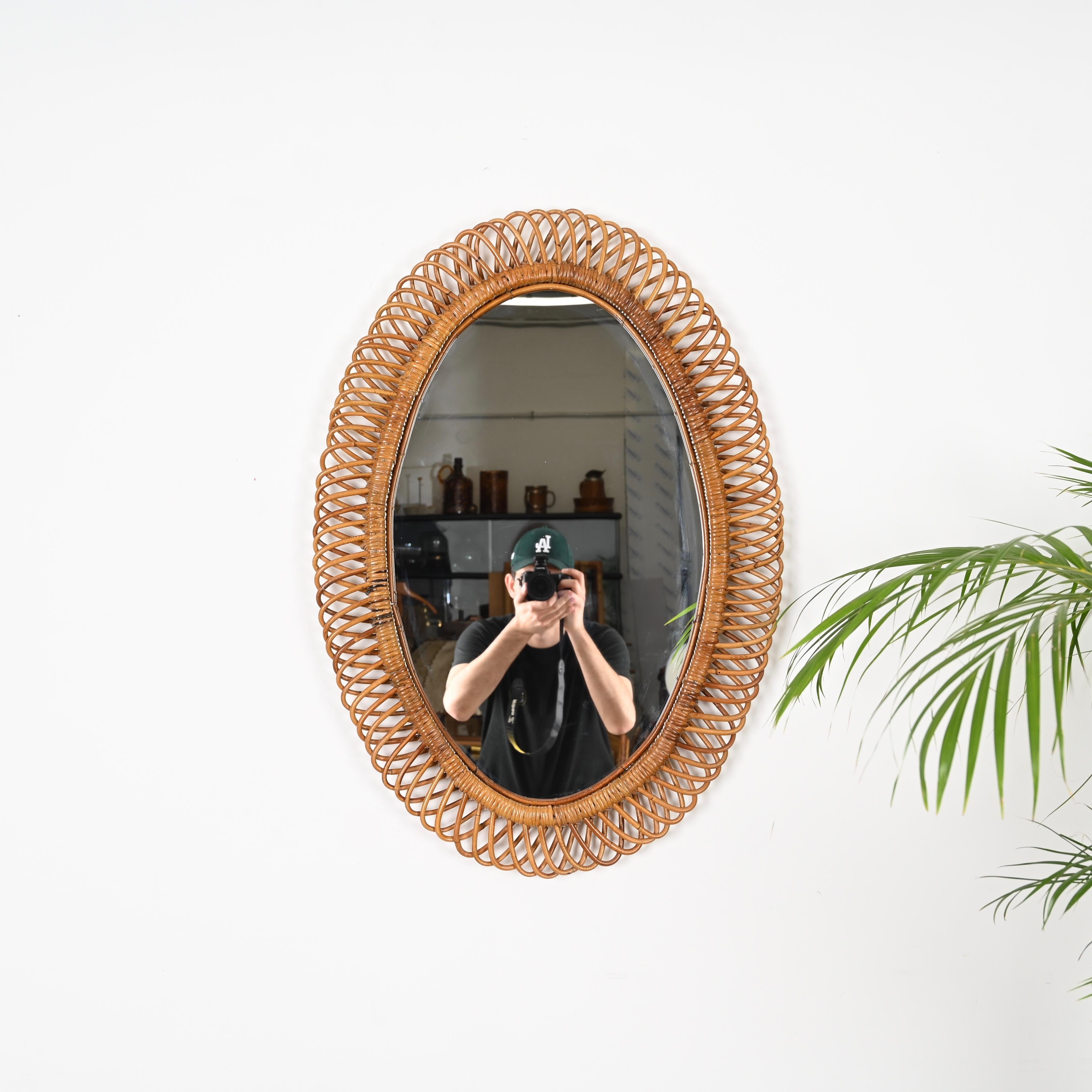 Großer ovaler Spiegel aus der Mitte des Jahrhunderts aus gebogenem Rattan, Bambus und Weide. Dieses prächtige Stück wurde von Franco Albini entworfen und in den 1960er Jahren in Italien hergestellt.

Dieser hübsche ovale Spiegel hat einen eleganten