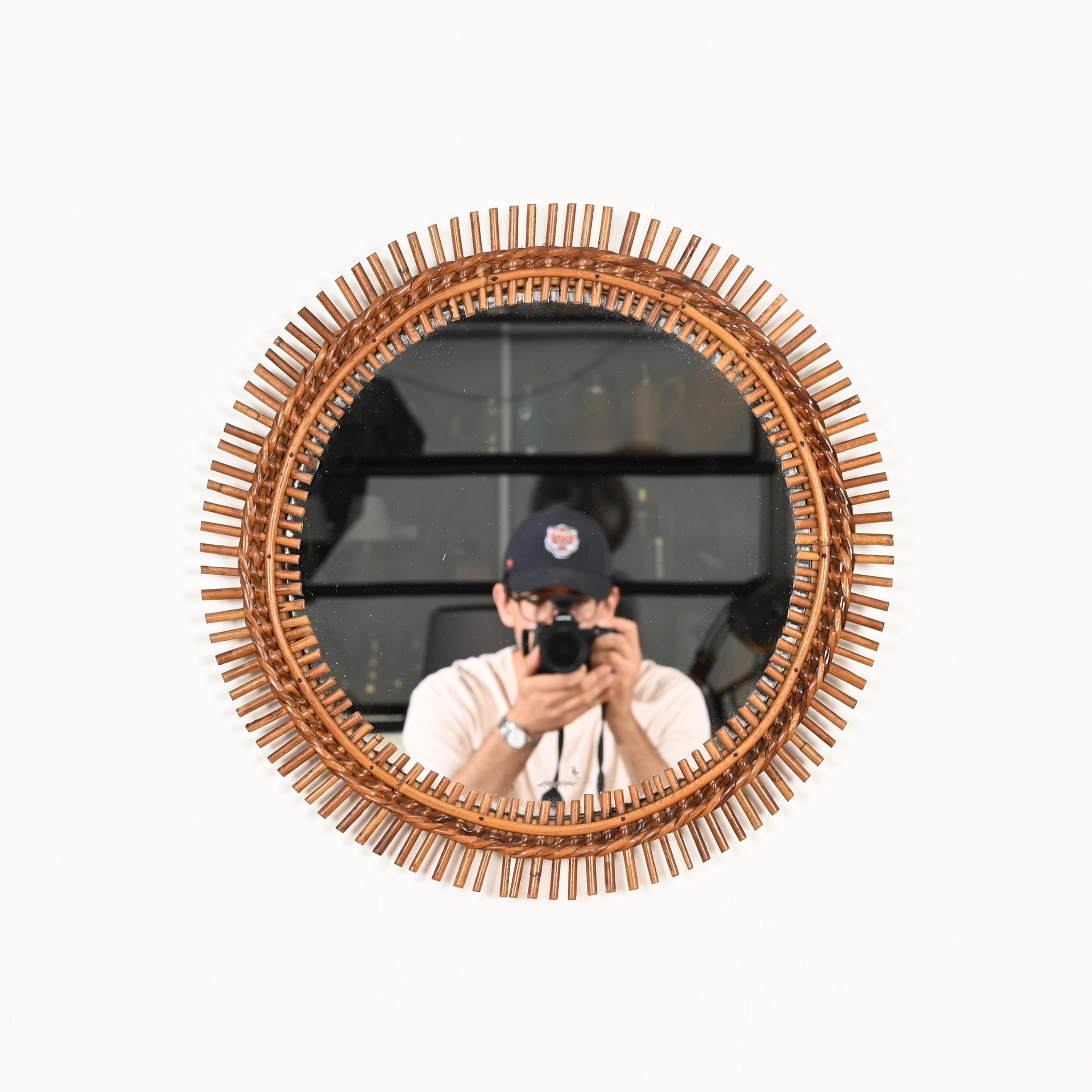 Merveilleux miroir rond de style Côte d'Azur en bambou, rotin courbé et osier tressé à la main. Ce charmant miroir a été conçu par Franco Albini et produit en Italie dans les années 1960.

Dans un état incroyable et avec une couleur charmante. Ce