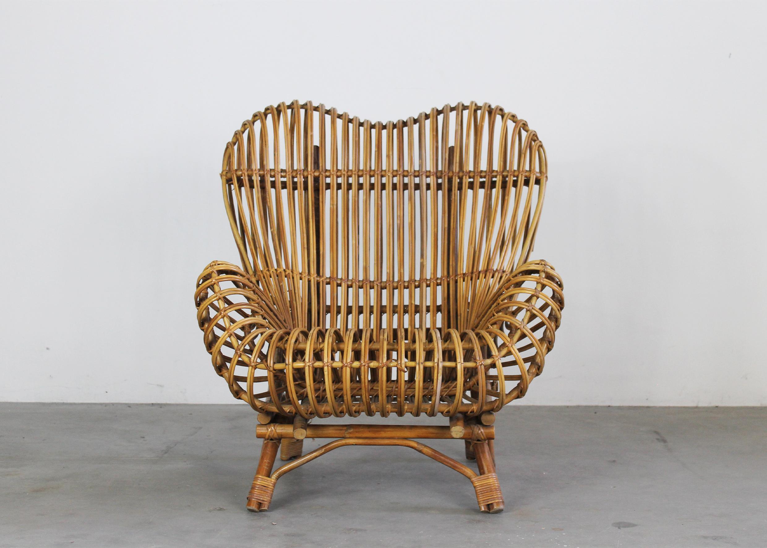 Poltrona Gala con struttura in giunco e canna di rattan indiano, disegnata da Franco Albini nel 1951 e prodotta da Bonacina. 
La seduta Gala è un classico del design italiano e un esempio di artigianato italiano, la struttura è accuratamente curvata