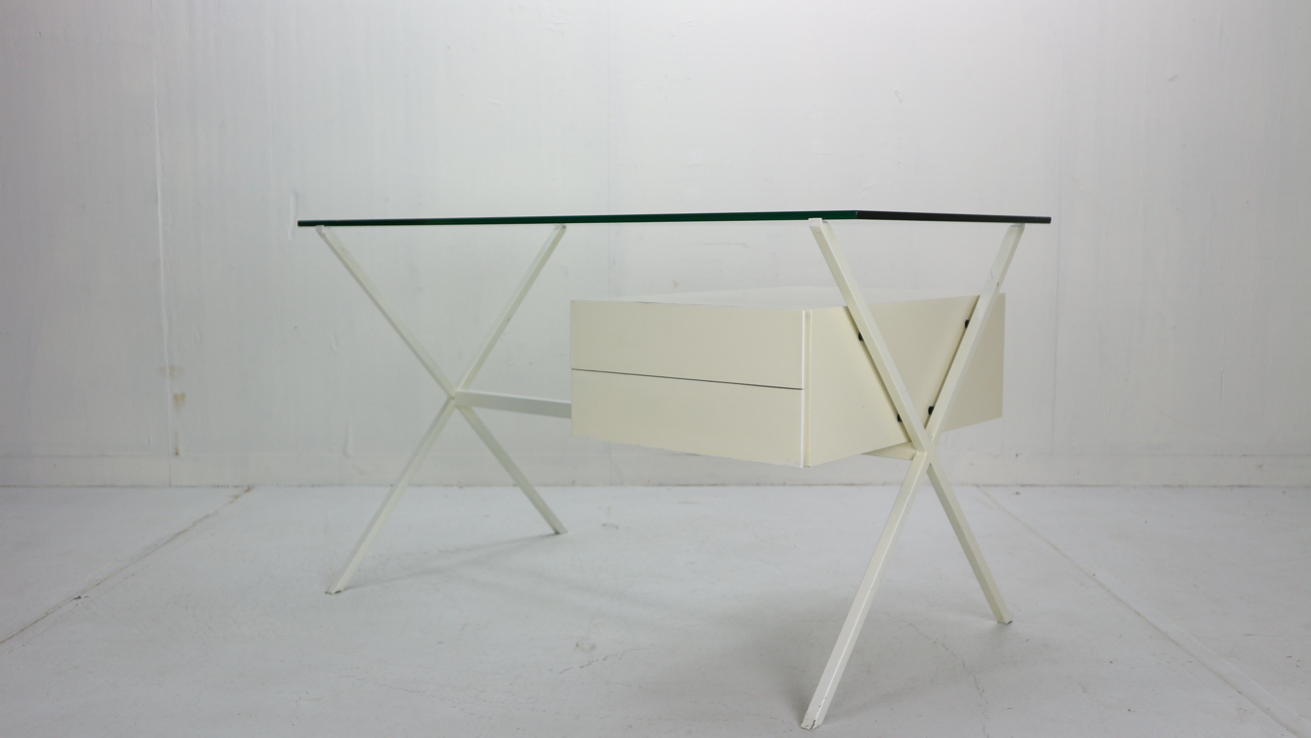 Rare and early age writing desk designed by Franco Albini and manufactured by Knoll International. This desk was designed in 1949 and produced for many years by Knoll International.

It features an X-form white painted metal base supporting a