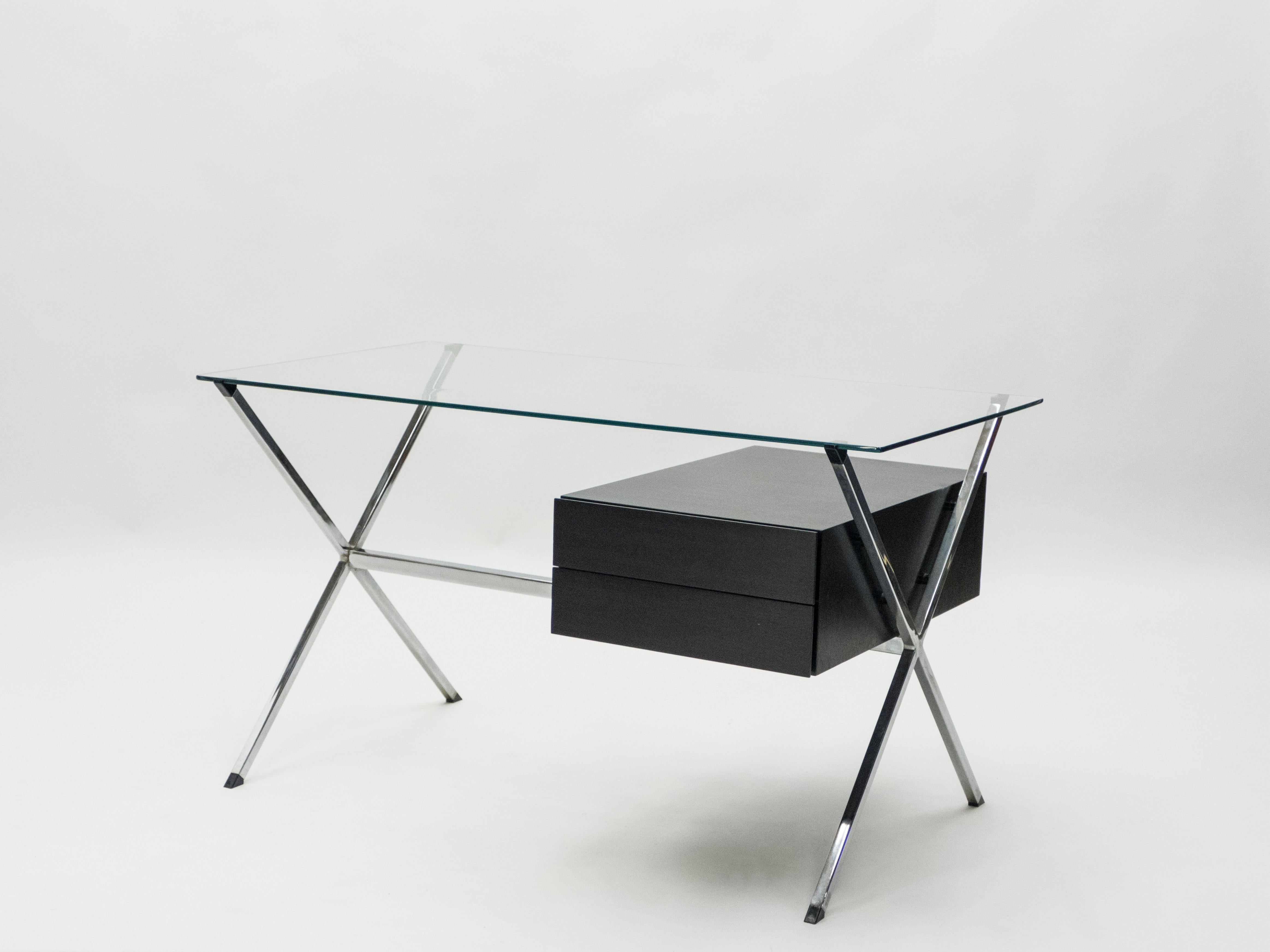 Perfect Mid-Century Modern proportions, designed by Franco Albini for Knoll International in 1949, this desk model 1928 has a decidedly vintage mood. The desk features Albini’s design and minimalistic feel, simple and elegant form with this slight