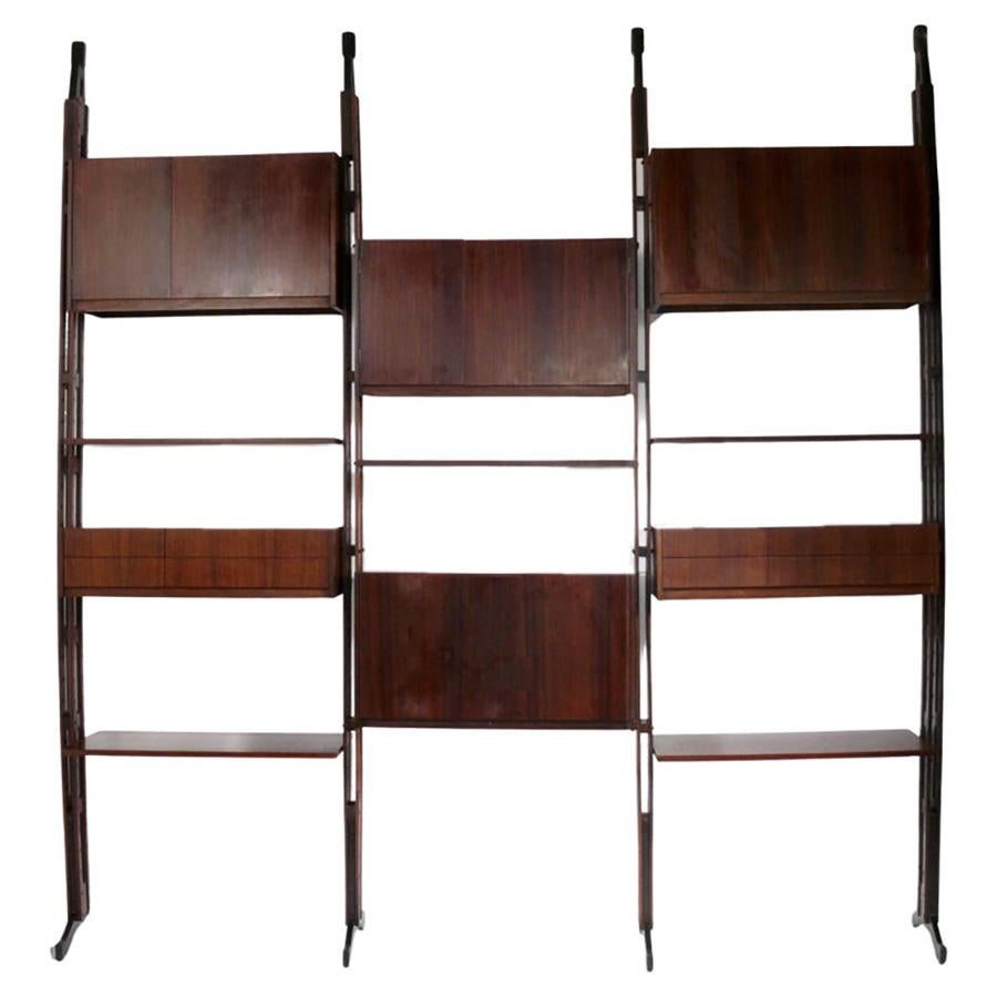 Modernes italienisches Bücherregal, entworfen von Franco Albini und Franca Helg für Poggi, Italien, ca. 1950er Jahre. Diese Bibliothek ist vermutlich das Modell LB7 oder LB8 und besteht aus vier Ständern, fünf Regalen und sechs Kisten. Es hat eine