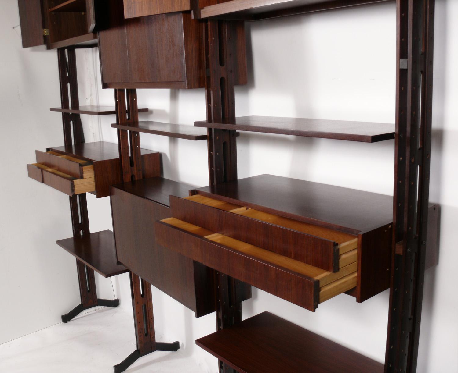 Franco Albini Italienisches Bücherregal in Palisander für Poggi Mid Century circa 1950s im Zustand „Gut“ im Angebot in Atlanta, GA