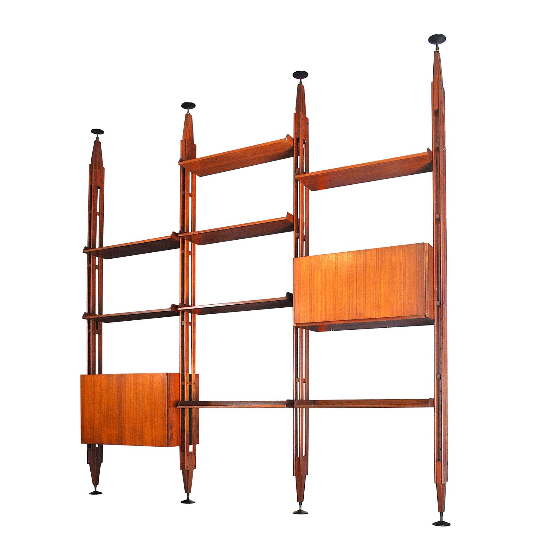 LB7 bookcase with adjustable shelves with uprights fixed to the floor and ceiling designed by Franco Albini in 1956. Production Poggi
Present in the permanent collection of the Muso of the Triennale design in Milan.

The design of this bookcase