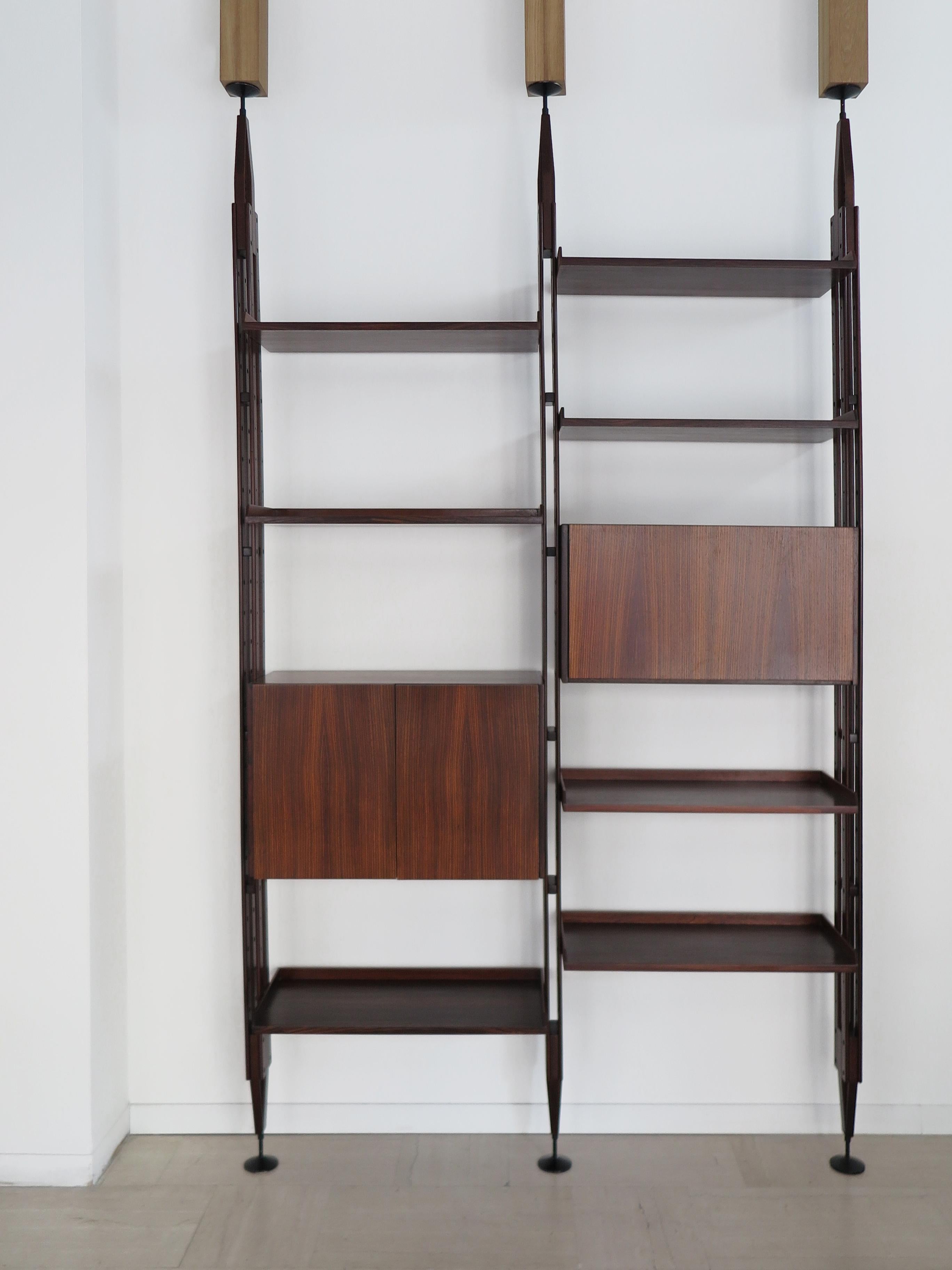 Italian dark wood shelves bookcase with floor and ceiling uprights, designed by Franco Albini in 1956 for Poggi Pavia, shelves and container with wood veneer adjustable in height and with uprights attached to solid wood floor and ceiling, Italy