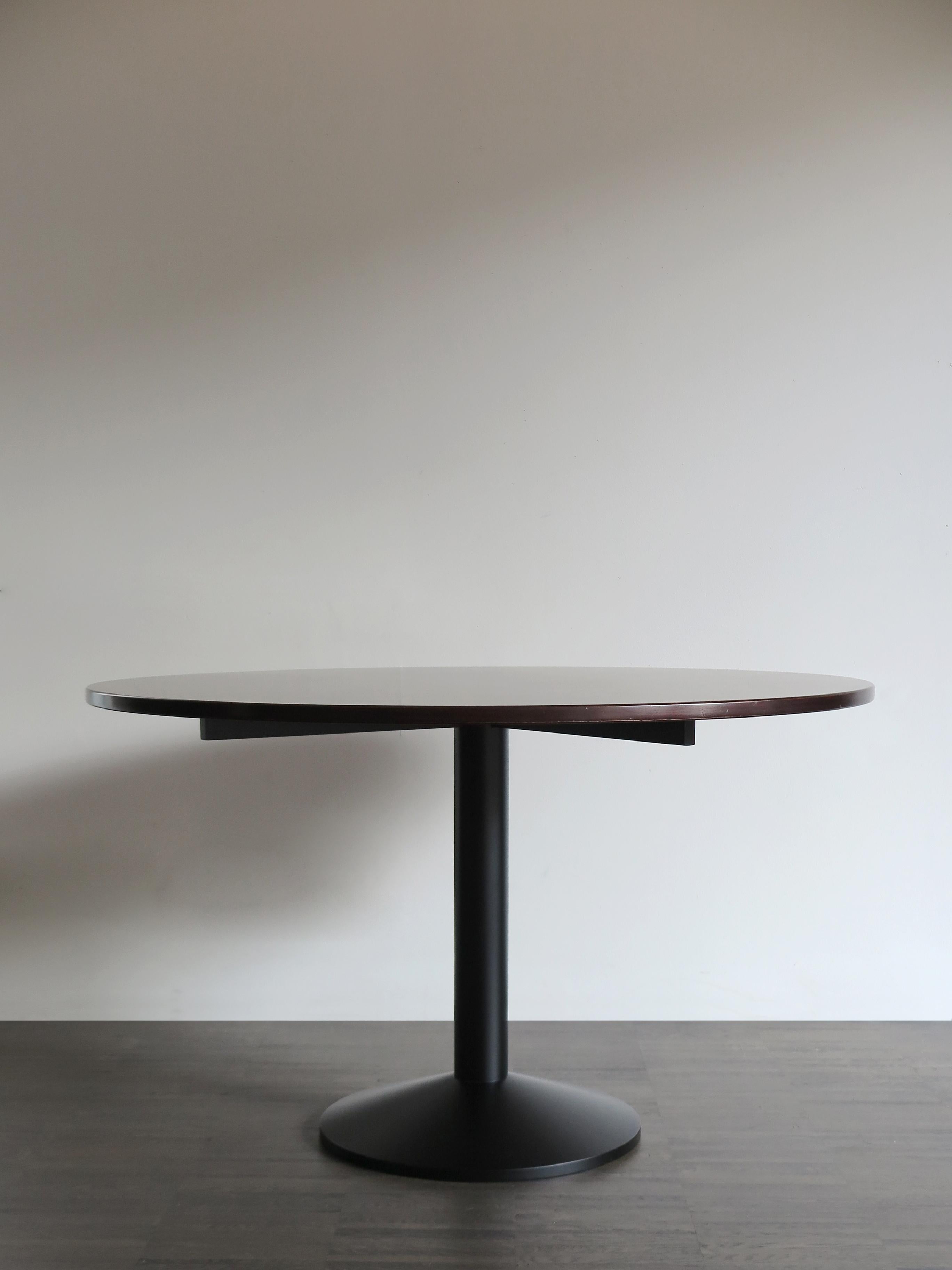 Italian Mid-Century Modern design round dining table designed by Franco Albini and produced by Poggi Pavia with structure and base in lacquered metal and dark wood top, 1950s
Very excellent vintage condition

Bibliography: Giuliana Gramigna,