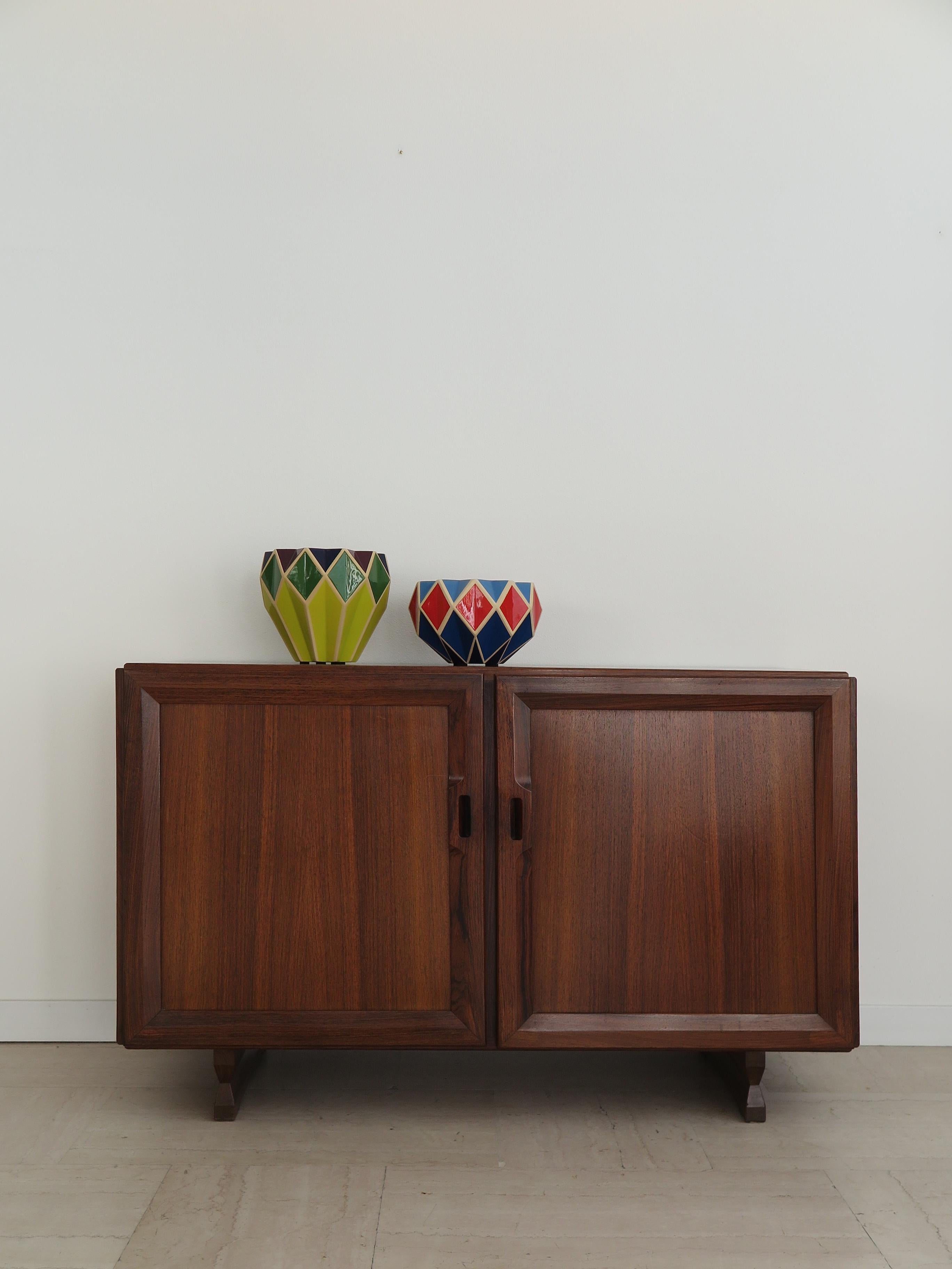 Italian rare and famous dark wood midcentury modern design sideboard model MB15 designed by Franco Albini for POGGI Pavia in 1958,
model with two doors, sliding shelve and a pull-out shelf/tray.
Wood veneer, feet, door frames and details in solid