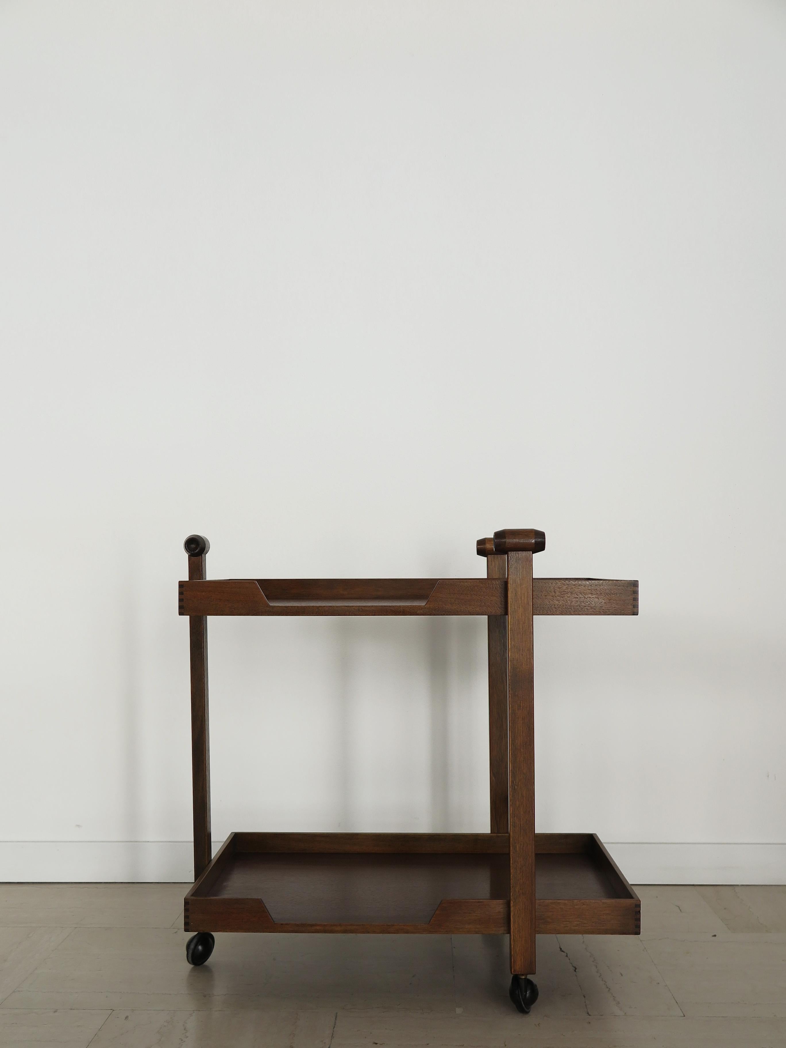 Italian midcentury modern design walnut serving trolley bar trolley CR20 designed by Franco Albini & Franca Helg and produced by Poggi Pavia in 1958.

Please note that the item is original of the period and this shows normal signs of age and use.