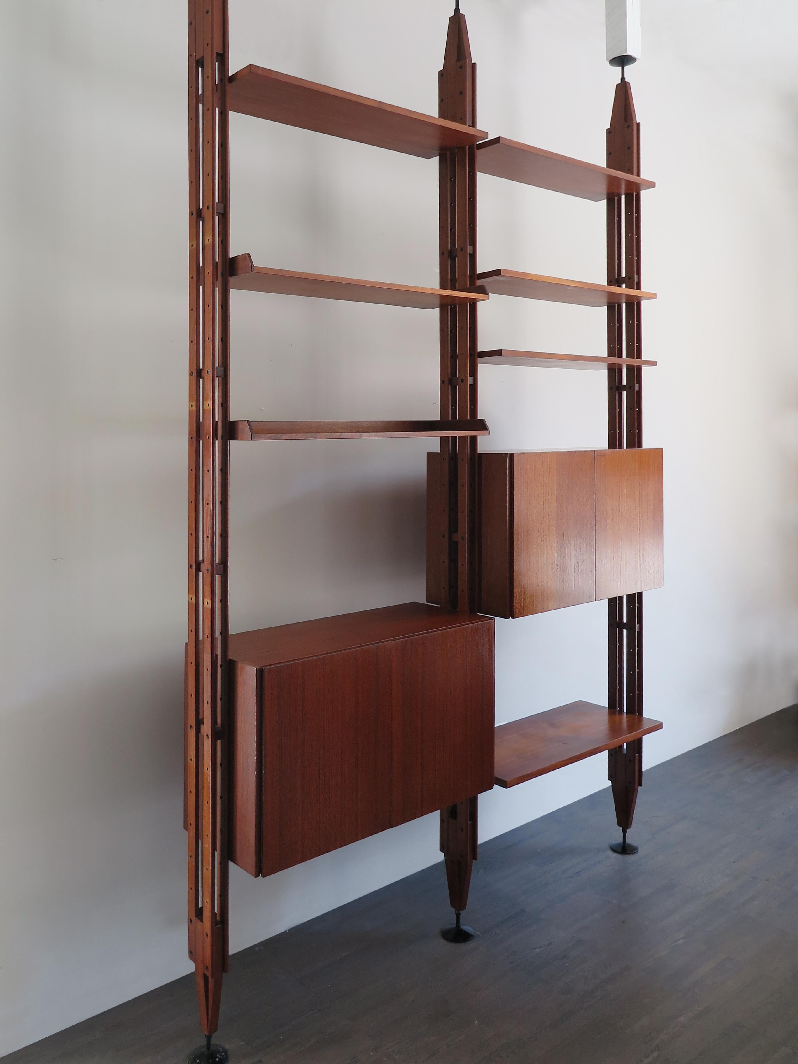 Italian very famous library shelves, adjustable with uprights set on the floor and ceiling, designed by Franco Albini in 1956 for Poggi Pavia, midcentury design.
Shelves and container adjustable in height.
Uprights, containers and shelves made of