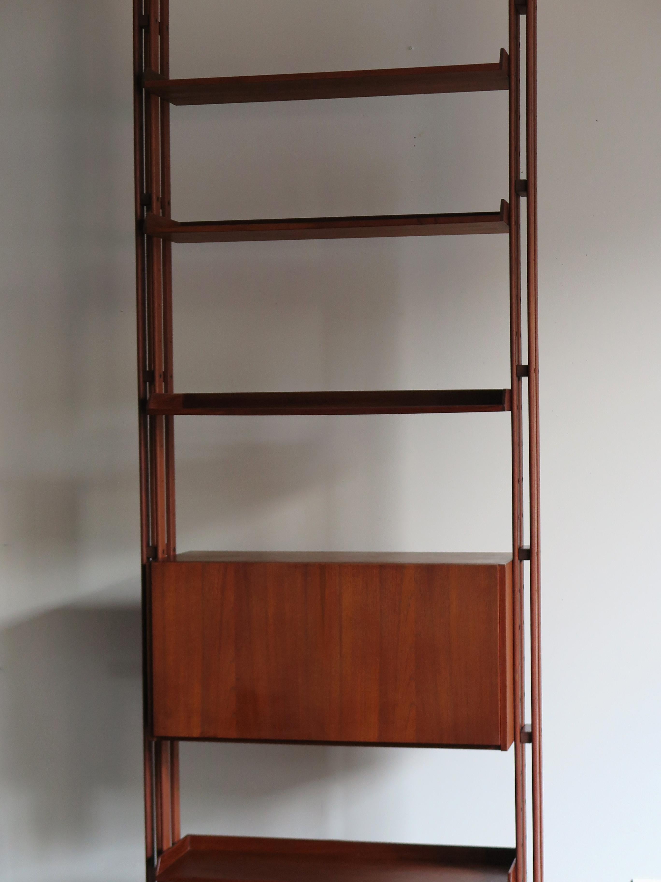 Italian very famous library shelves, adjustable with uprights set on the floor and ceiling, designed by Franco Albini in 1956 for Poggi Pavia, midcentury design.
Shelves and container adjustable in height.
Uprights, containers and shelves made of