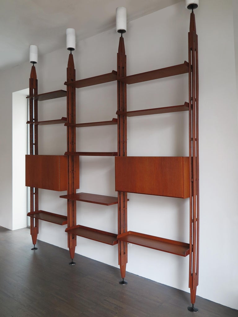Italian very famous bookcase shelves, adjustable with uprights set on the floor and ceiling, designed by Franco Albini in 1956 for Poggi Pavia, midcentury design.
Shelves and container adjustable in height.
Uprights, containers and shelves made of
