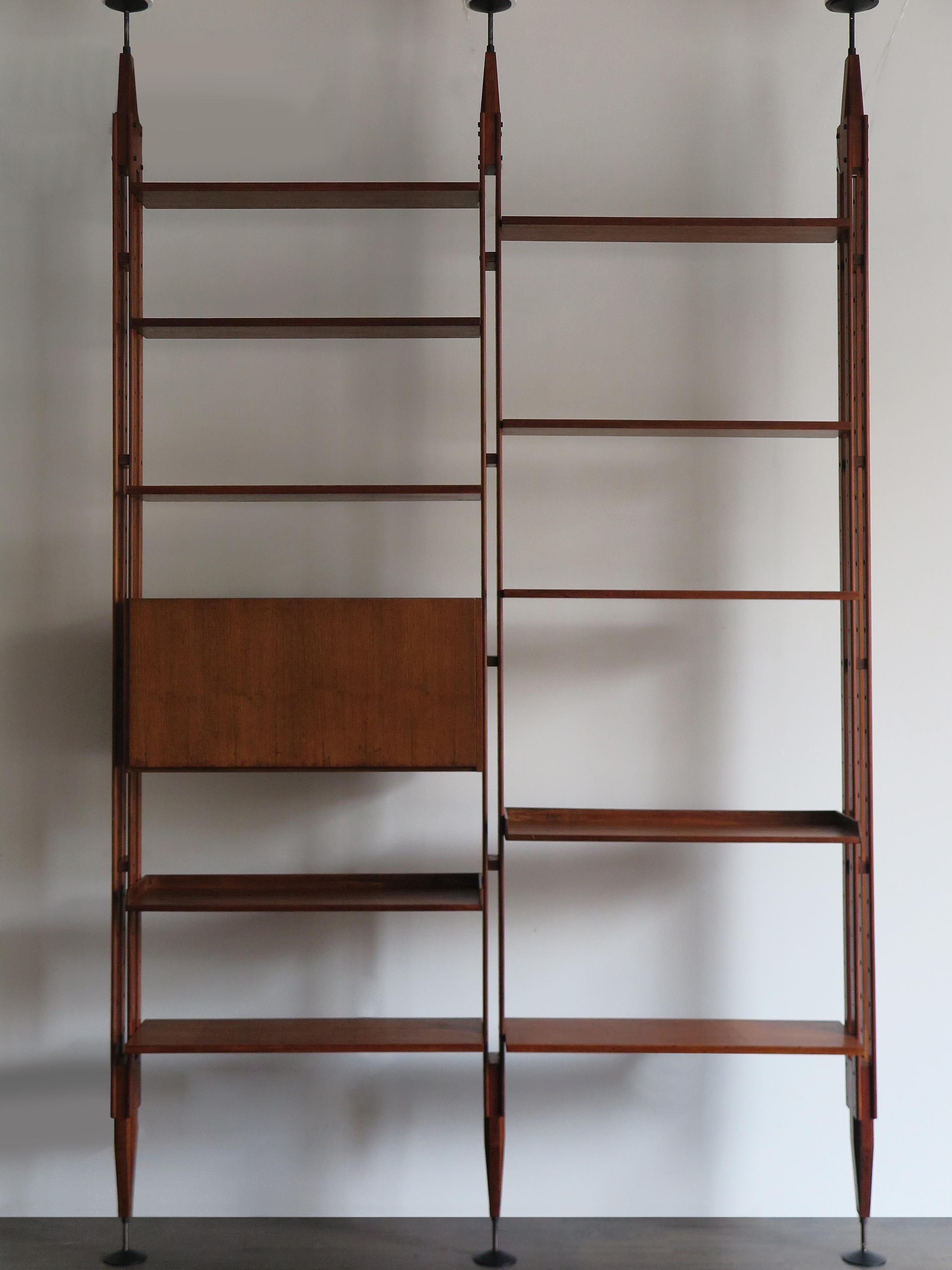 Italian very famous bookcase shelves, adjustable with uprights set on the floor and ceiling, designed by Franco Albini in 1956 for Poggi Pavia, midcentury design.
Shelves and container adjustable in height.
Uprights, containers and shelves made of