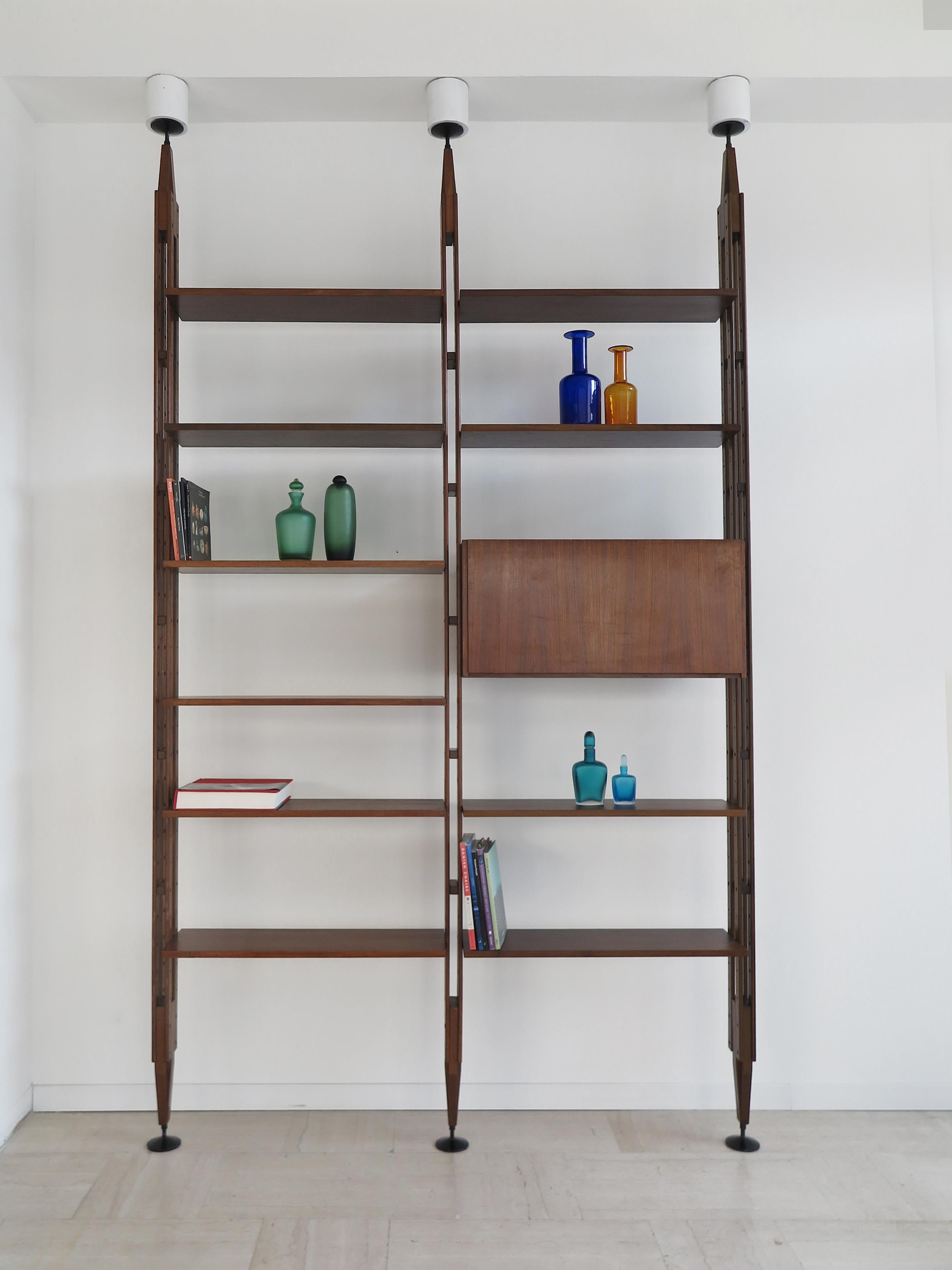 Italian wood shelves bookcase with floor and ceiling uprights, designed by Franco Albini in 1956 for Poggi Pavia, shelves and container with wood veneer adjustable in height and with uprights attached to solid wood floor and ceiling, Italy