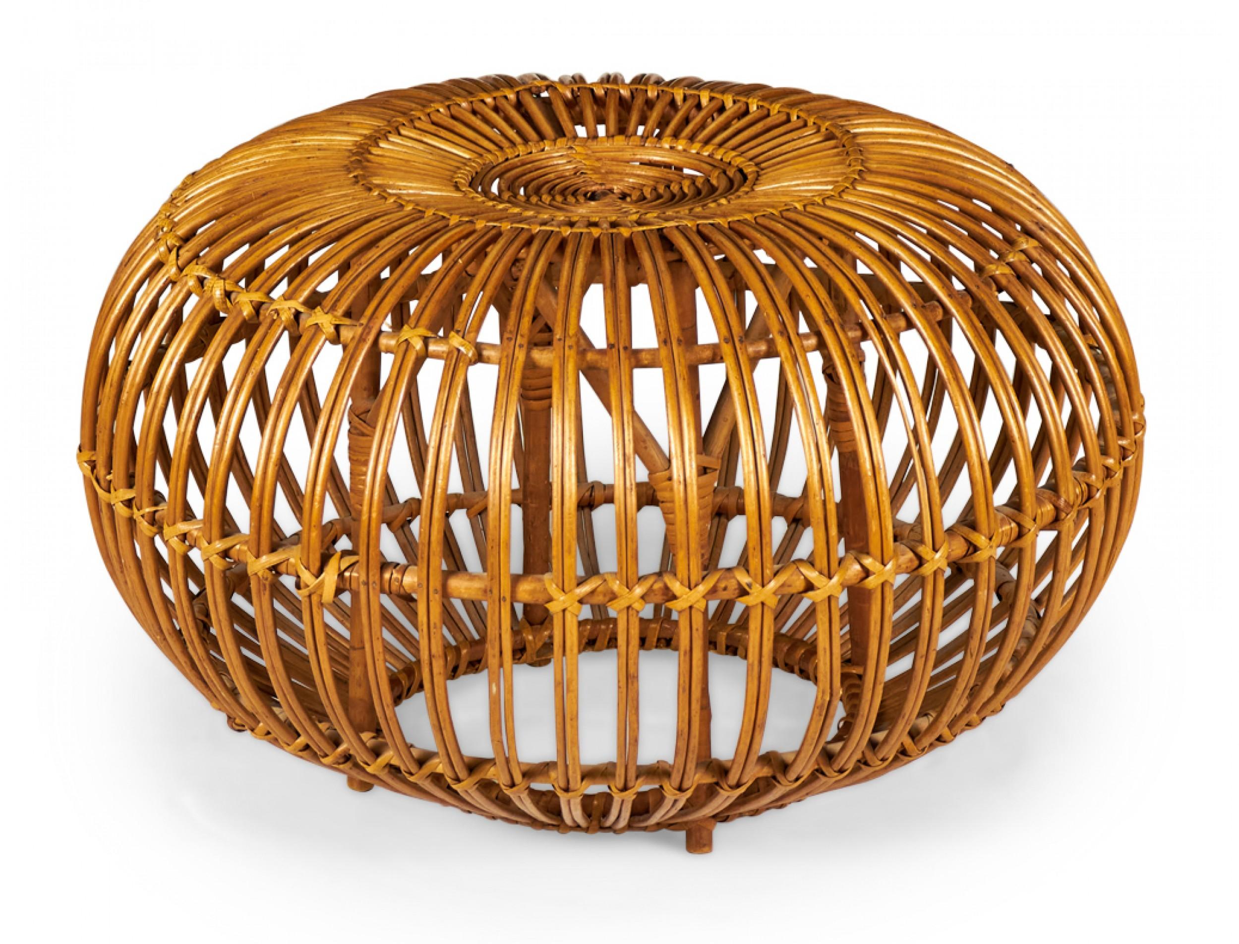 Italienischer Rattan-Hocker aus der Mitte des Jahrhunderts mit offenem Design und abgerundeter Form. (FRANCO ALBINI)