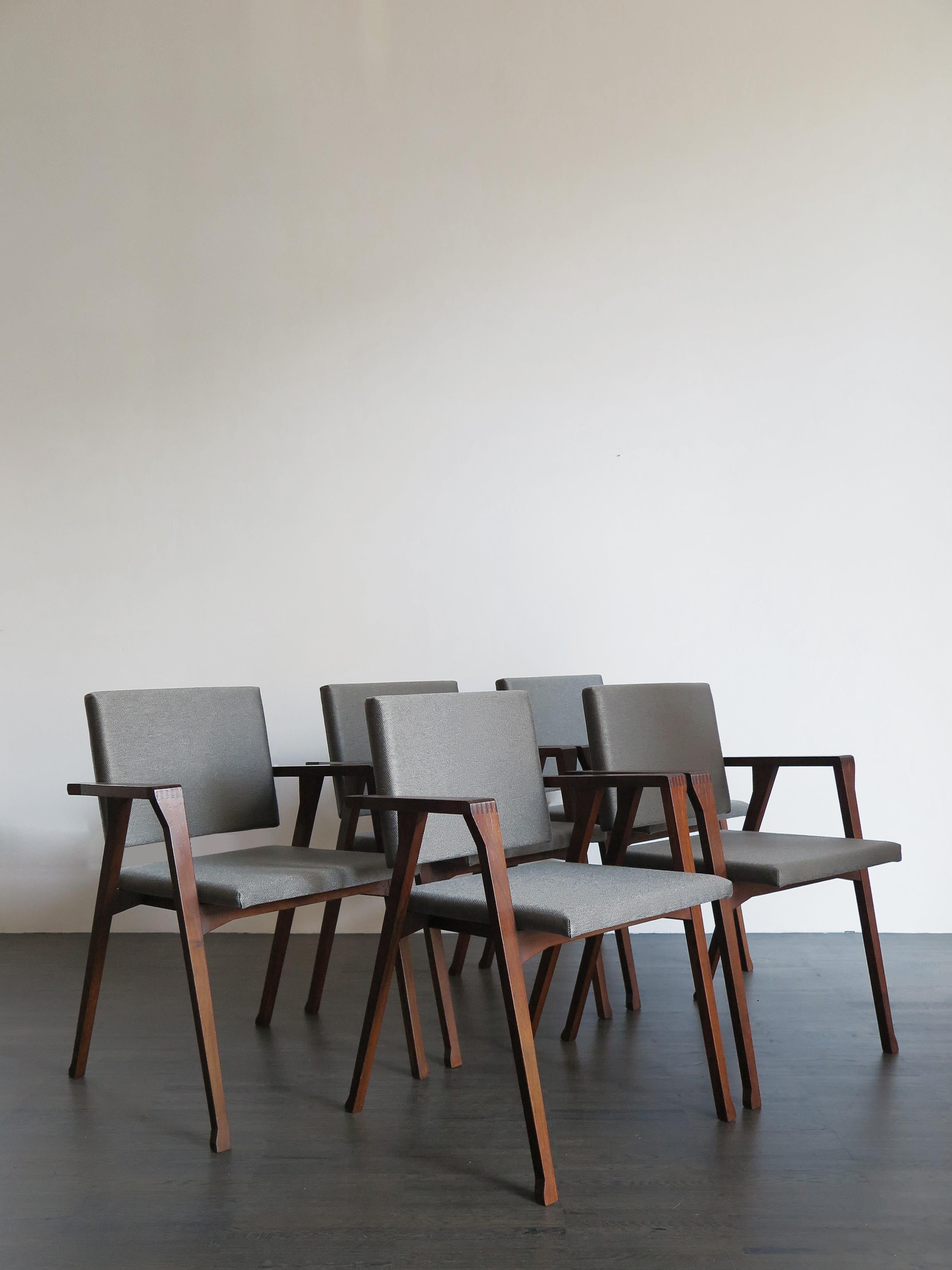 Set von fünf berühmten und erstaunlichen Massivholz und Stoff Stühle Sessel Modell Luisa von italienischen Designer Franco Albini entworfen und produziert von Poggi Pavia von 1955.
Gestell aus Massivholz, Sitz und Rückenlehne mit Schaumstoff