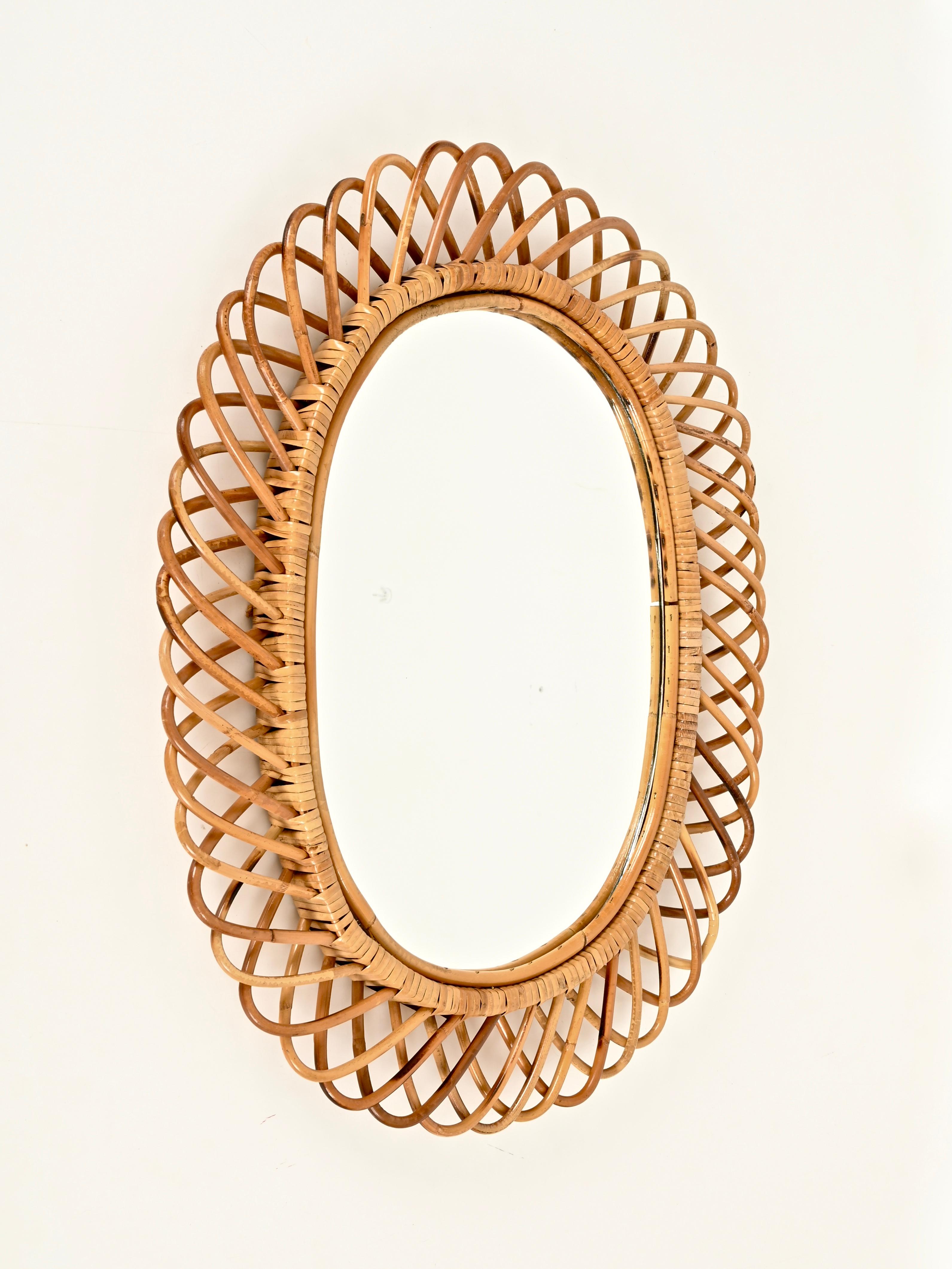 Fatto a mano Franco Albini Grande specchio ovale in bambù, rattan e vimini, Italia anni '1970 in vendita