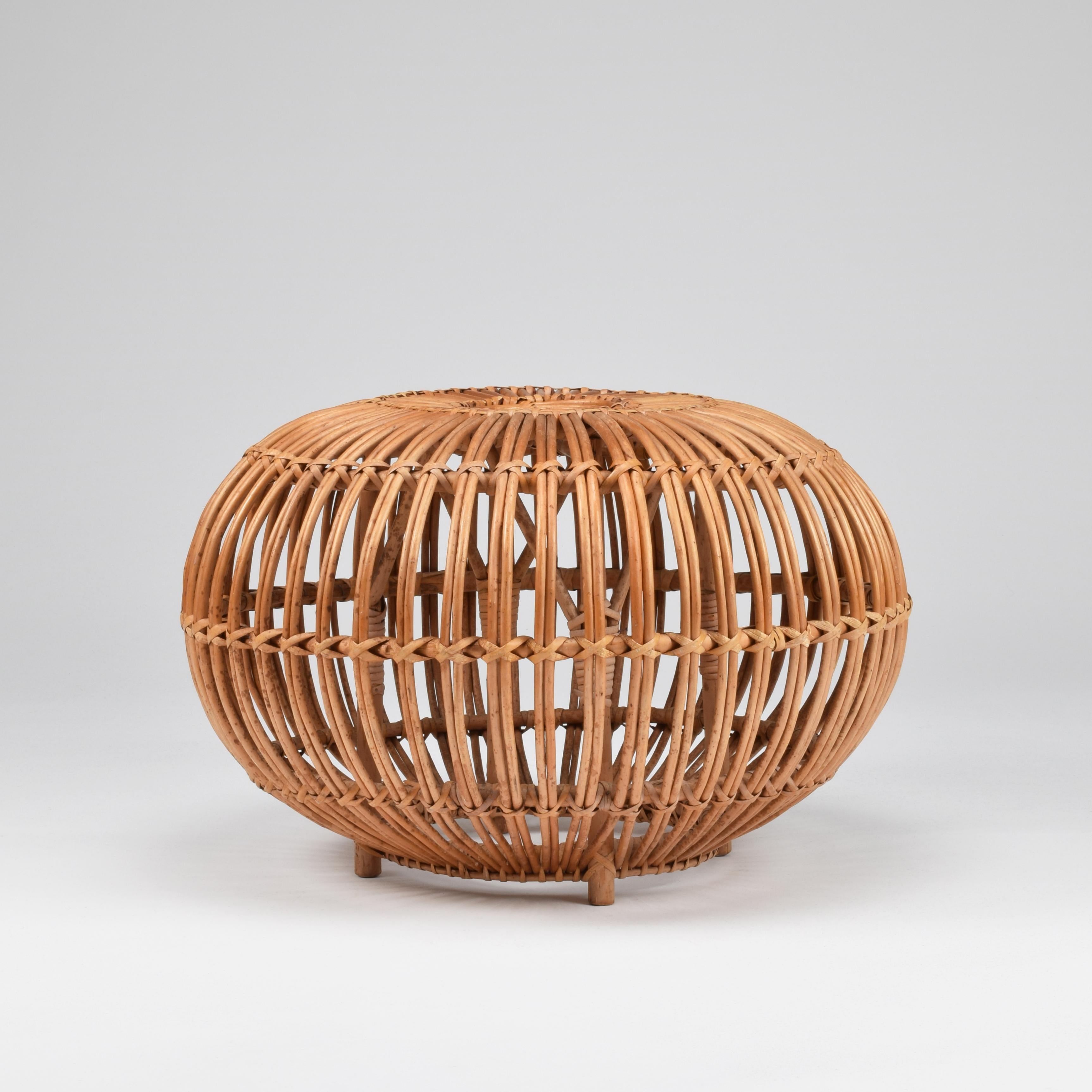 Franco Albini pour Vittorio Bonacina (attr.)
Ottoman, fin des années 1950 / début des années 1960
Canne en rotin
Un meuble polyvalent à l'allure saisissante, qui s'intègre parfaitement dans n'importe quelle pièce.
Très bon état d'origine.
Diam 62