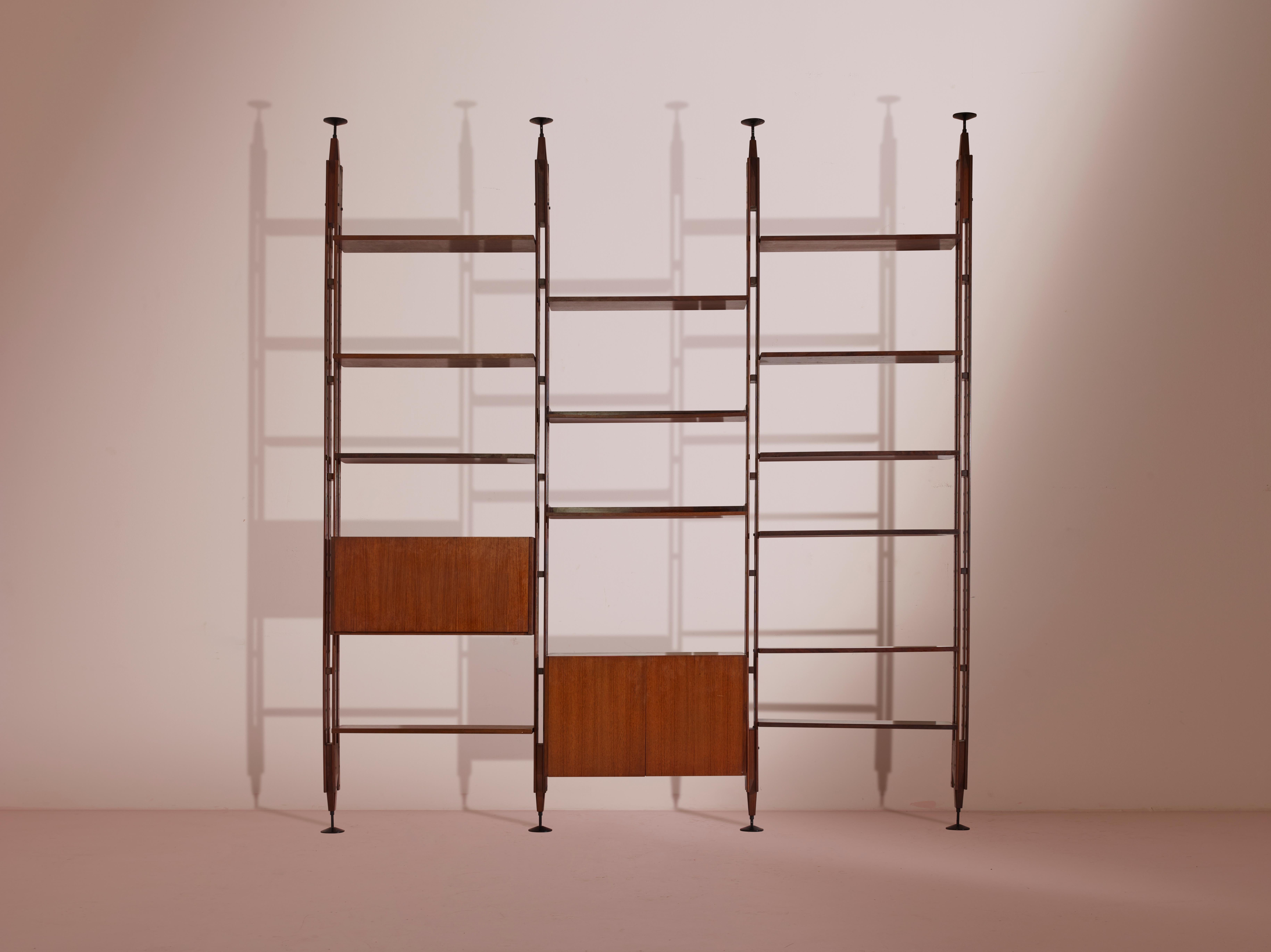 La libreria LB7, progettata da Franco Albini nel 1957, è realizzata in alluminio pressofuso, palissandro e ottone. Questo pezzo iconico, simbolo del design italiano, è stato imitato innumerevoli volte. Tuttavia, un attento esame del design originale