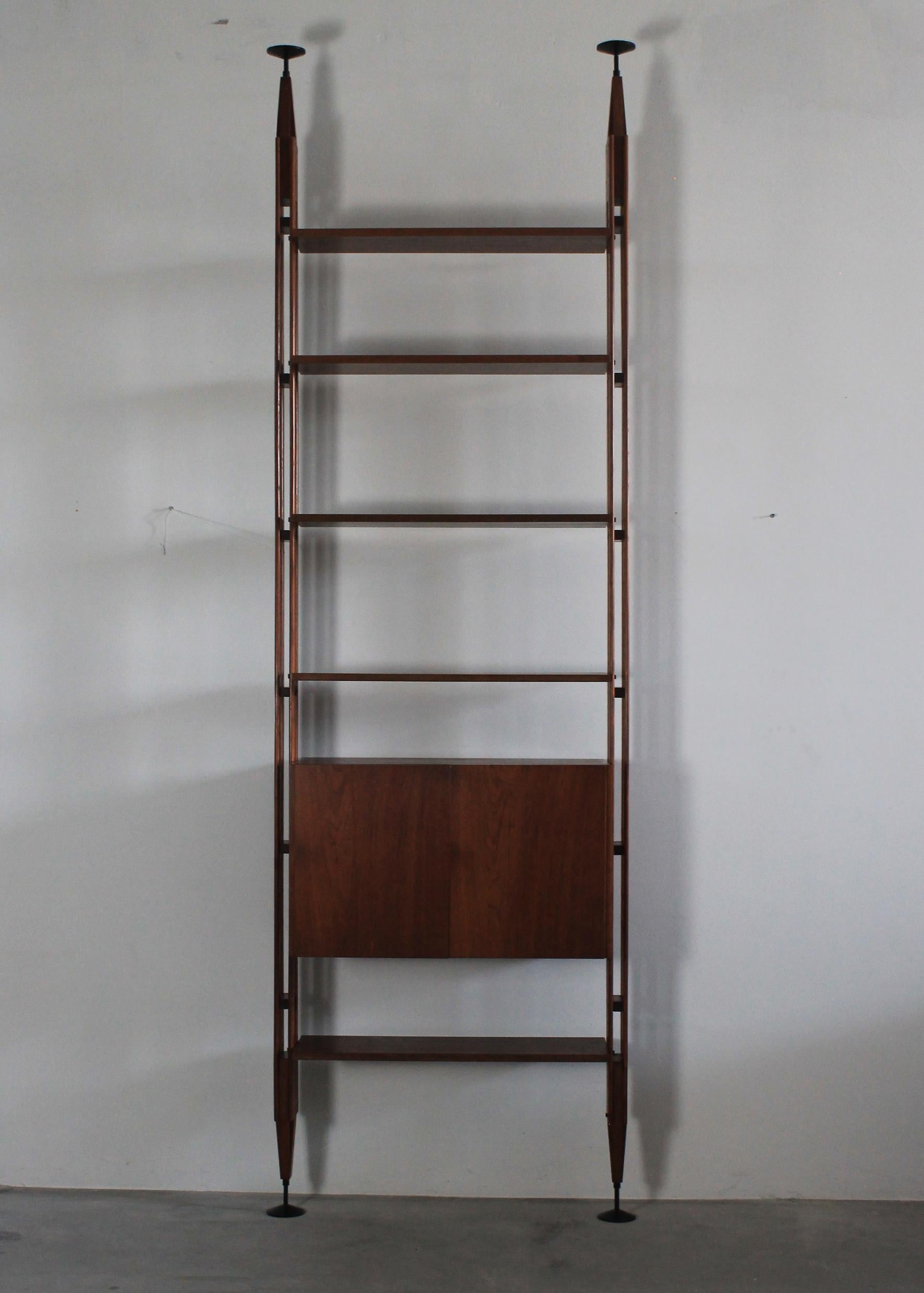 LB7 bookcase composed of a single module with shelves and a storage unit with two doors, made in veneered solid teak wood, and black lacquered metal details. 

Designed by Franco Albini for Poggi, Pavia 1956.

Licterature: 
R. Dulio, F. Marino, S.A.