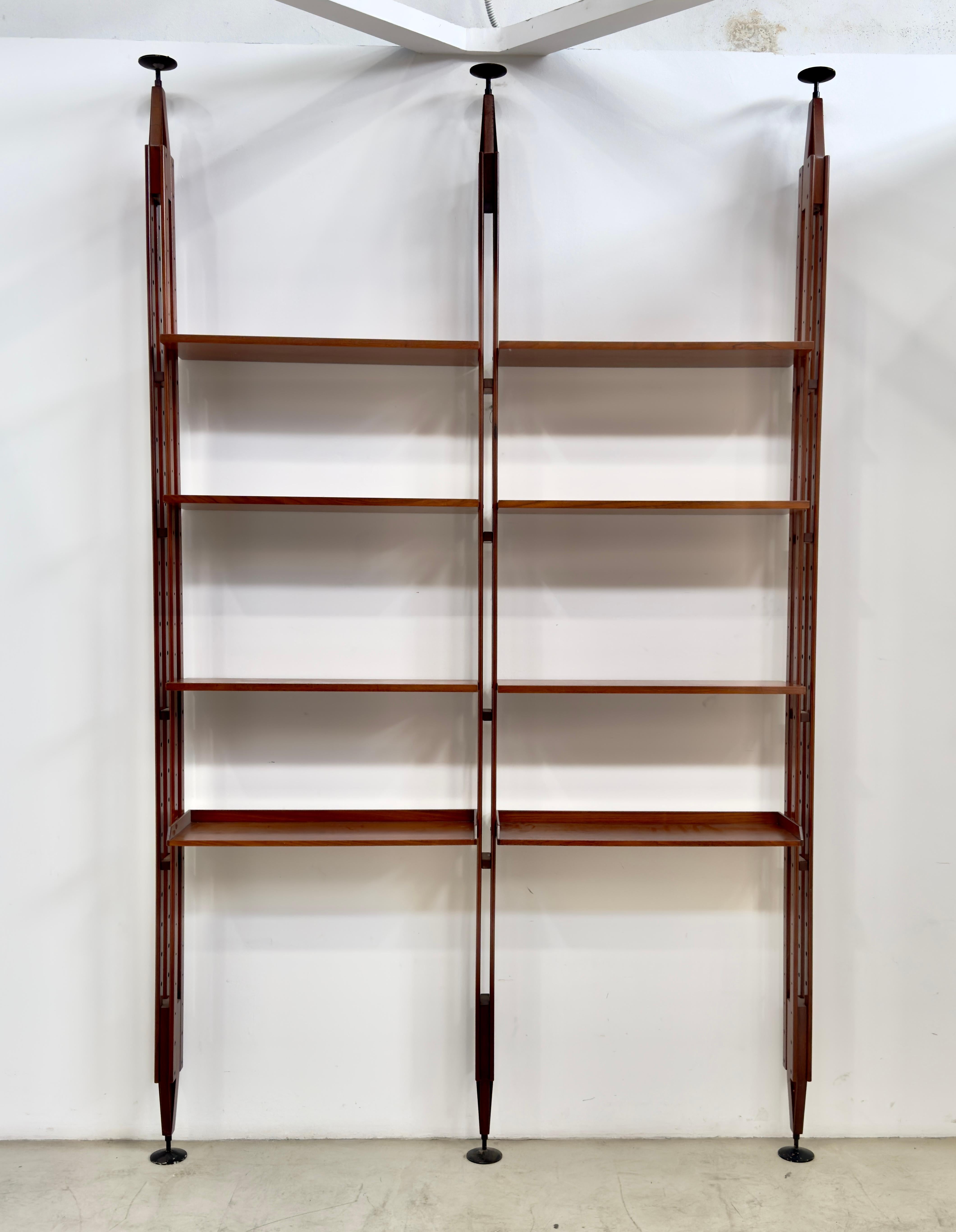 Libreria LB7 in legno di teak e composta da due moduli e otto ripiani. Disegnata da Franco Albini per Poggi negli anni '50.