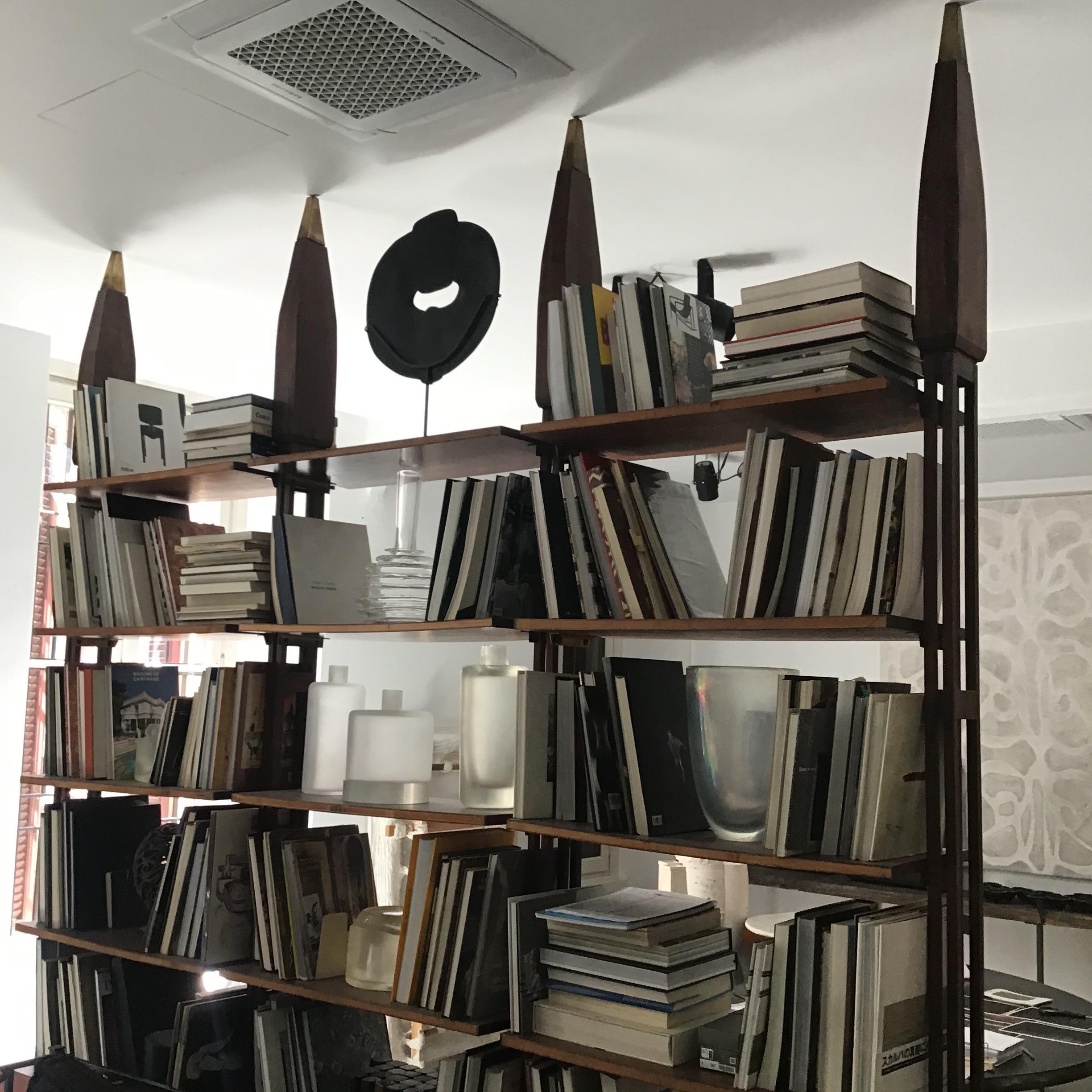 Franco Albini Libreria Legno Ottone/Bronzo 1960 Italia mediados del siglo XX en venta