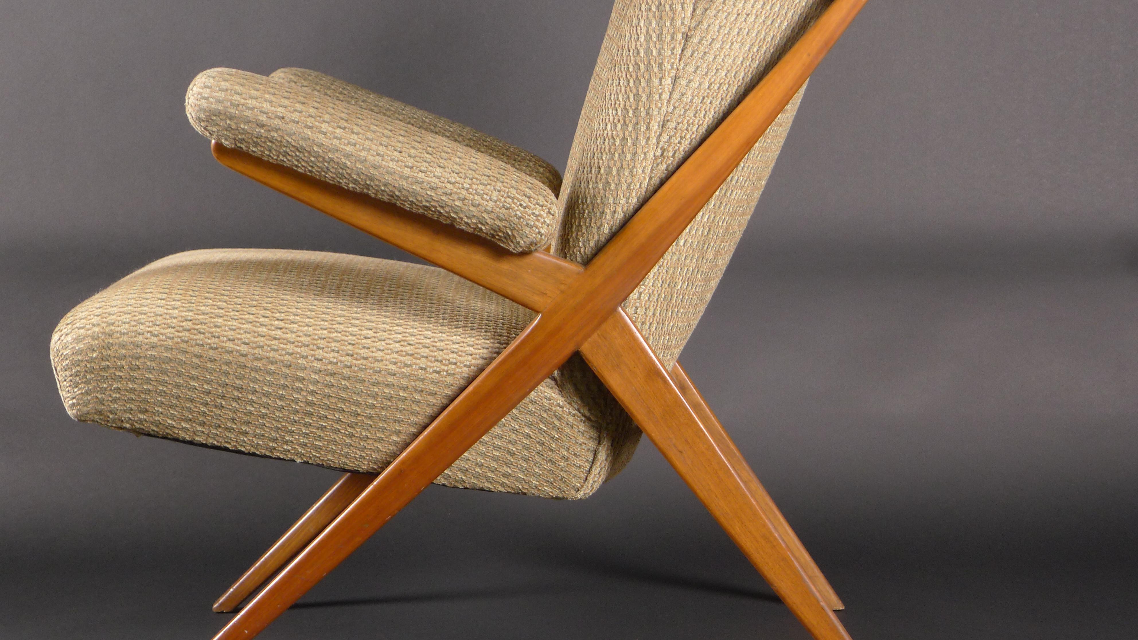 Noyer Franco Albini, fauteuil de salon modèle CA832, par Cassina en vente