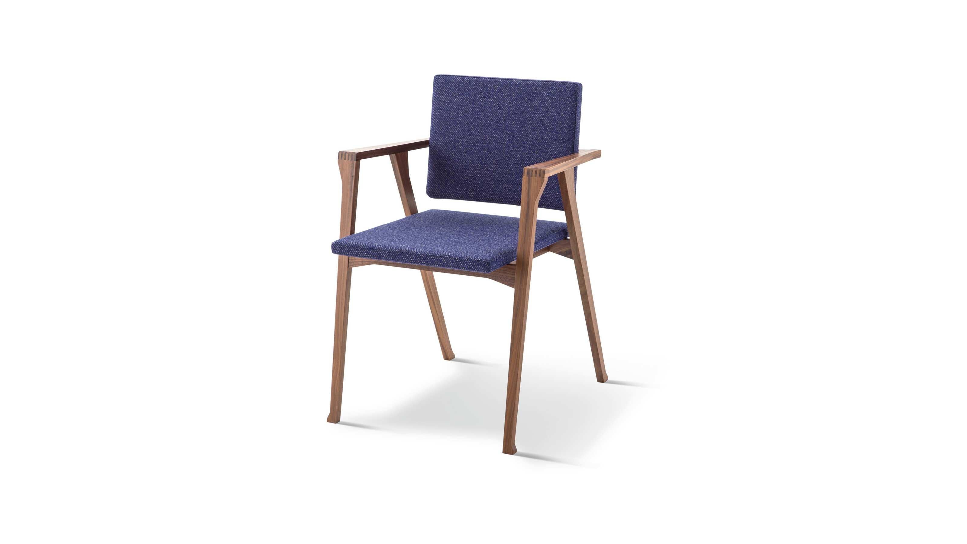 Chaise Luisa de Franco Albini pour Cassina

Luisa est une chaise avec accoudoirs au design minimaliste et épuré, résultat d'un voyage d'exploration qui a occupé Franco Albini pendant 15 ans, alors qu'il se concentrait sur le développement d'un