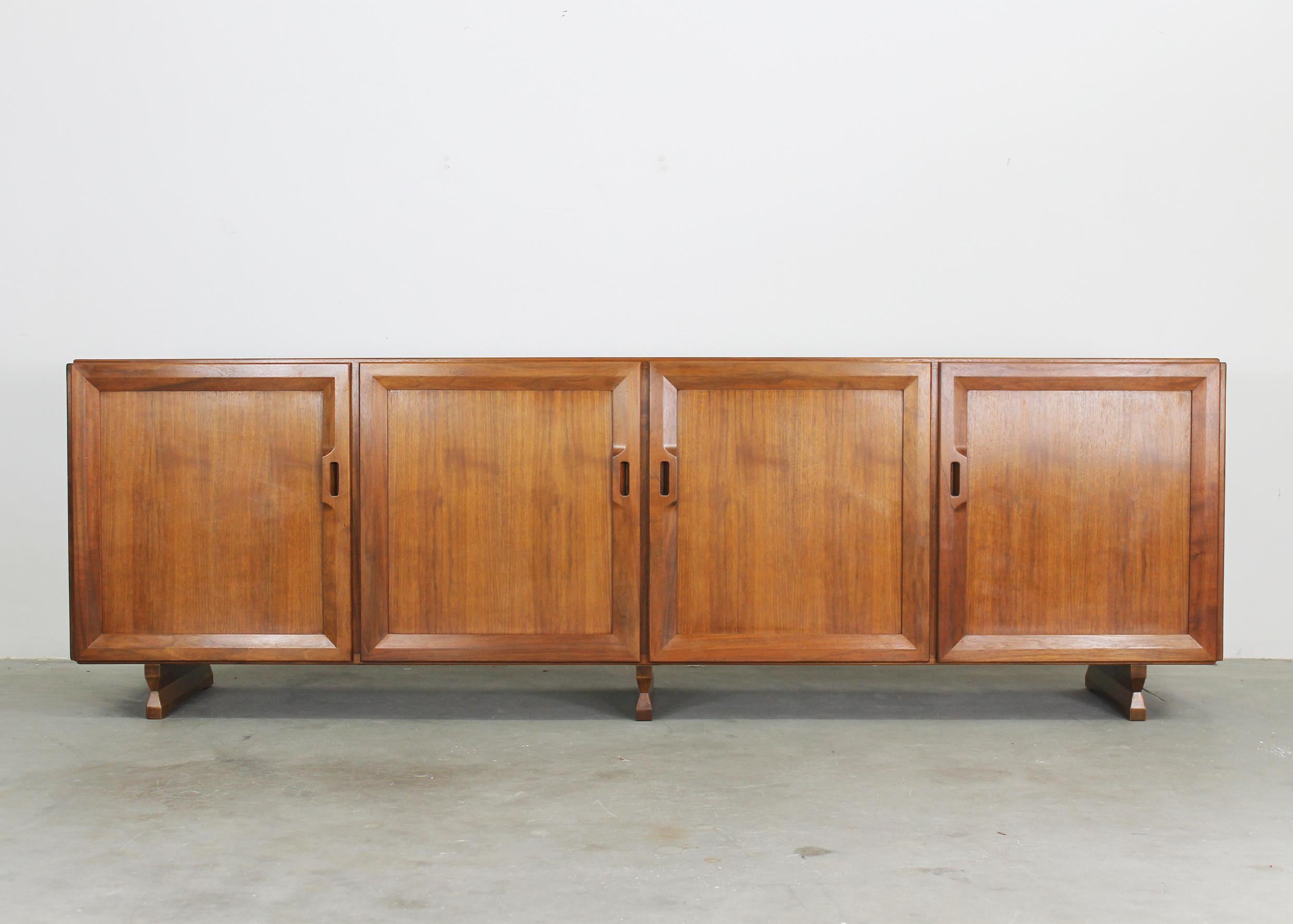 MB15 large sideboard with four-door panels in wood, designed by Franco Albini in 1956 and produced by Poggi, Pavia.

The MB15 sideboard showcases a clean and solid design characterized by well-defined shapes. It presents four compartments with inner
