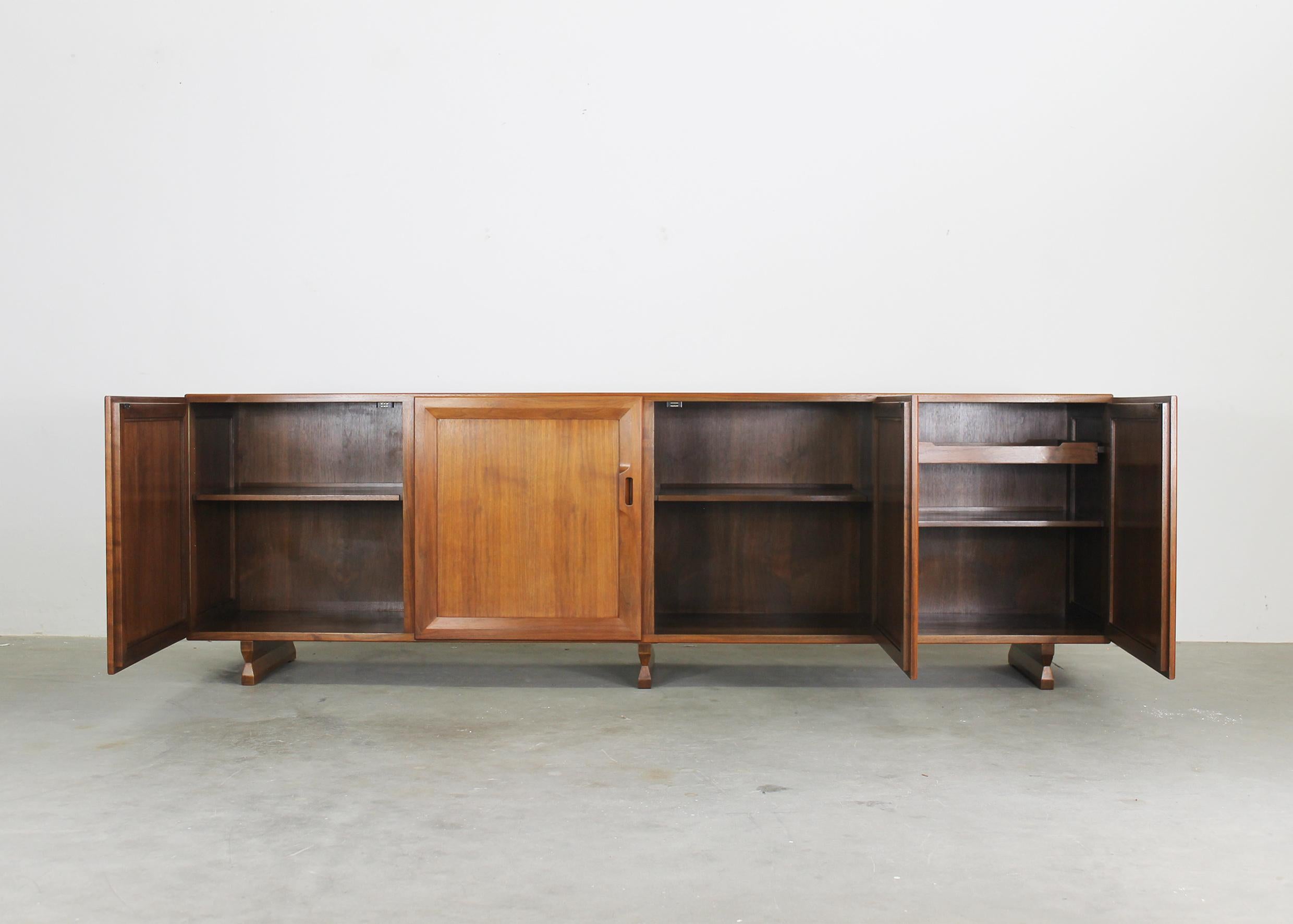 Franco Albini MB15 Large Sideboard with Four-Doors Panels in Wood by Poggi 1950s In Good Condition For Sale In Montecatini Terme, IT