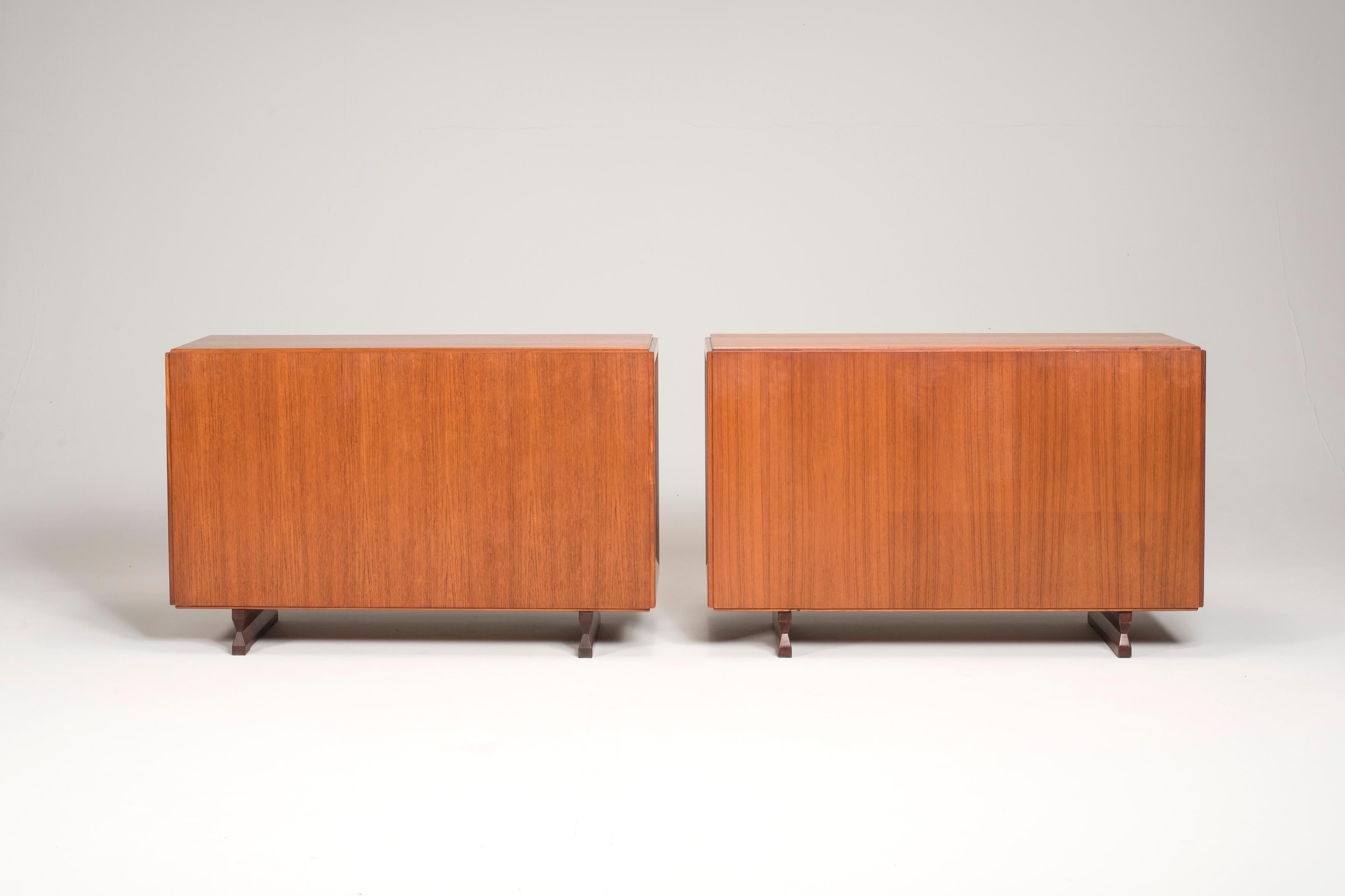 Sideboard designed by Franco Albini for Poggi in 1957. Albini was a very important Italian designer, while Poggi was an important manufacturer company. This credenza is the model MB15, it is entirely made of wood and it can be set in the center of