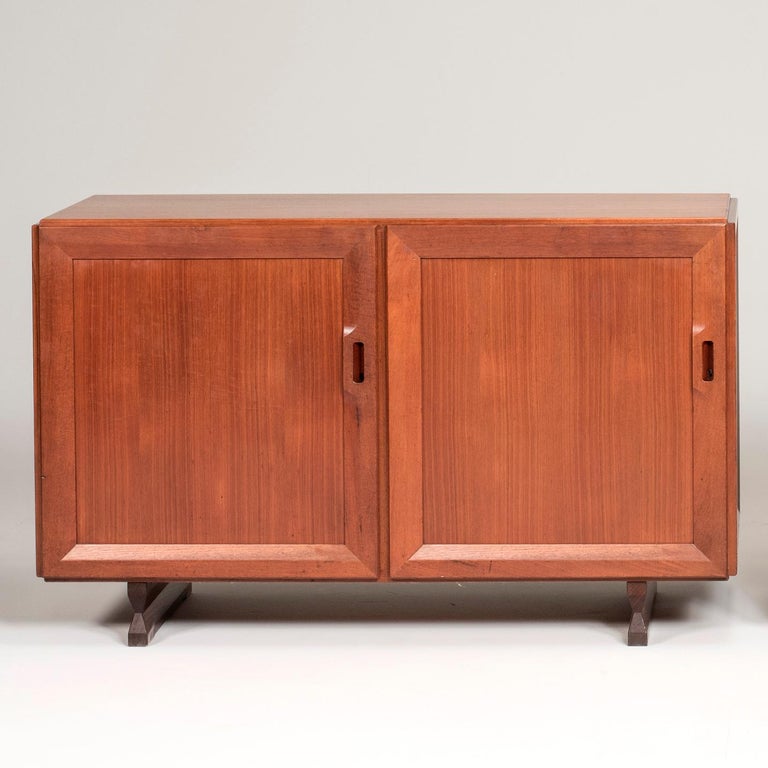 Sideboard designed by Franco Albini for Poggi in 1957. Albini was a very important Italian designer, while Poggi was an important manufacturer company. This credenza is the model MB15, it is entirely made of wood and it can be set in the center of
