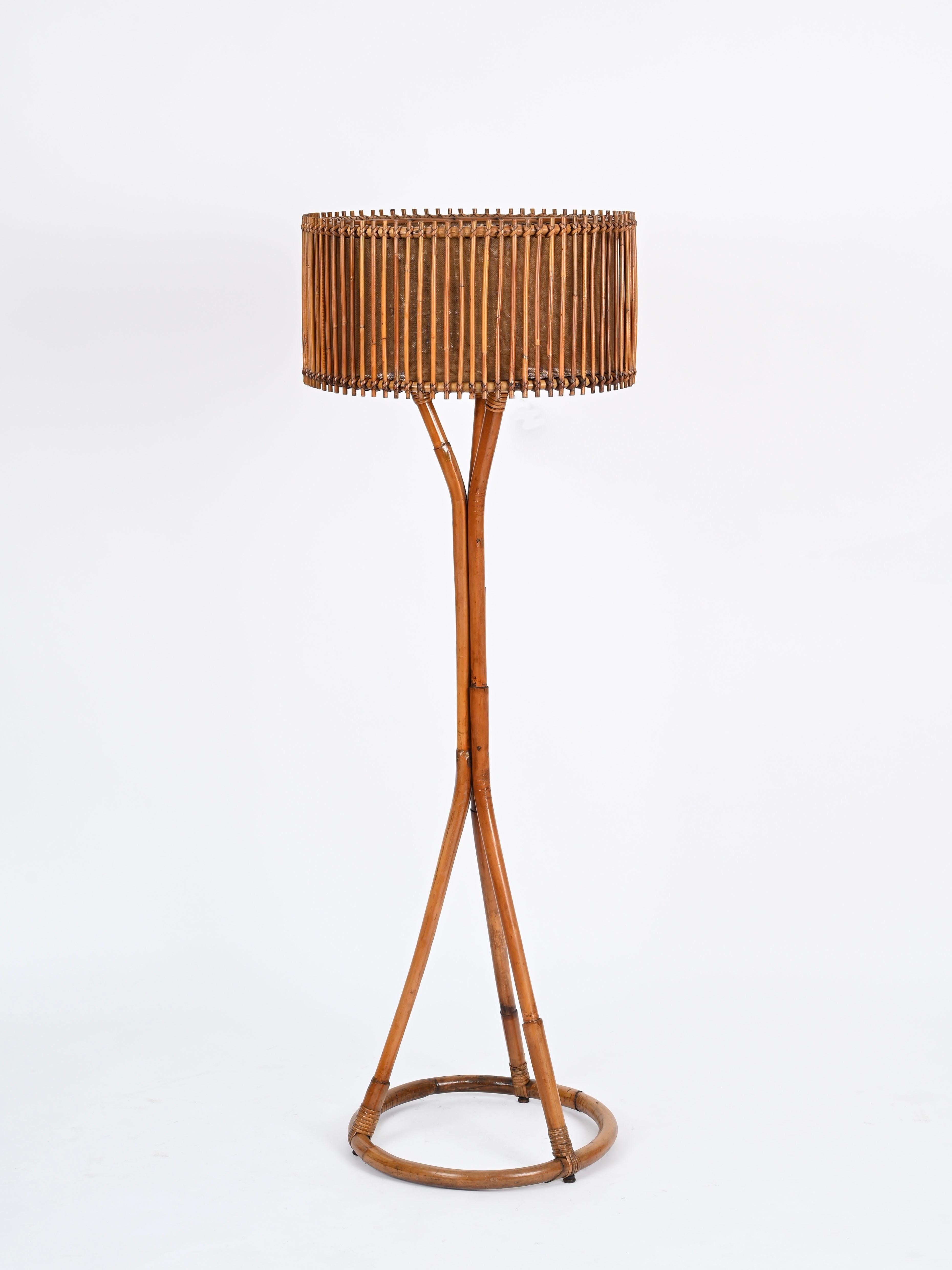 Splendida lampada da terra del Mid-Century completamente realizzata in bambù curvato e vimini di rattan intrecciato a mano. Questa elegante lampada da terra organica è stata disegnata dalla maestria di Franco Albini e prodotta in Italia negli anni