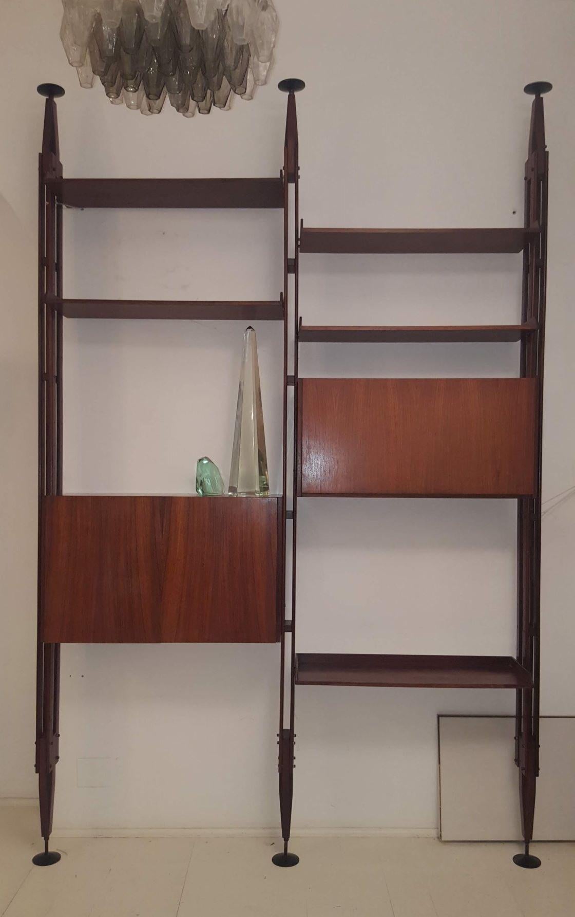 Franco Albini LB7 bookcase for Poggi, 1957.
Signed under the feet. Rosewood shelves and cabinets,
tree rosewood upright supports, five shelves and two cabinet. Adjustable black lacquered aluminum braces at top and bottom.
Very good original