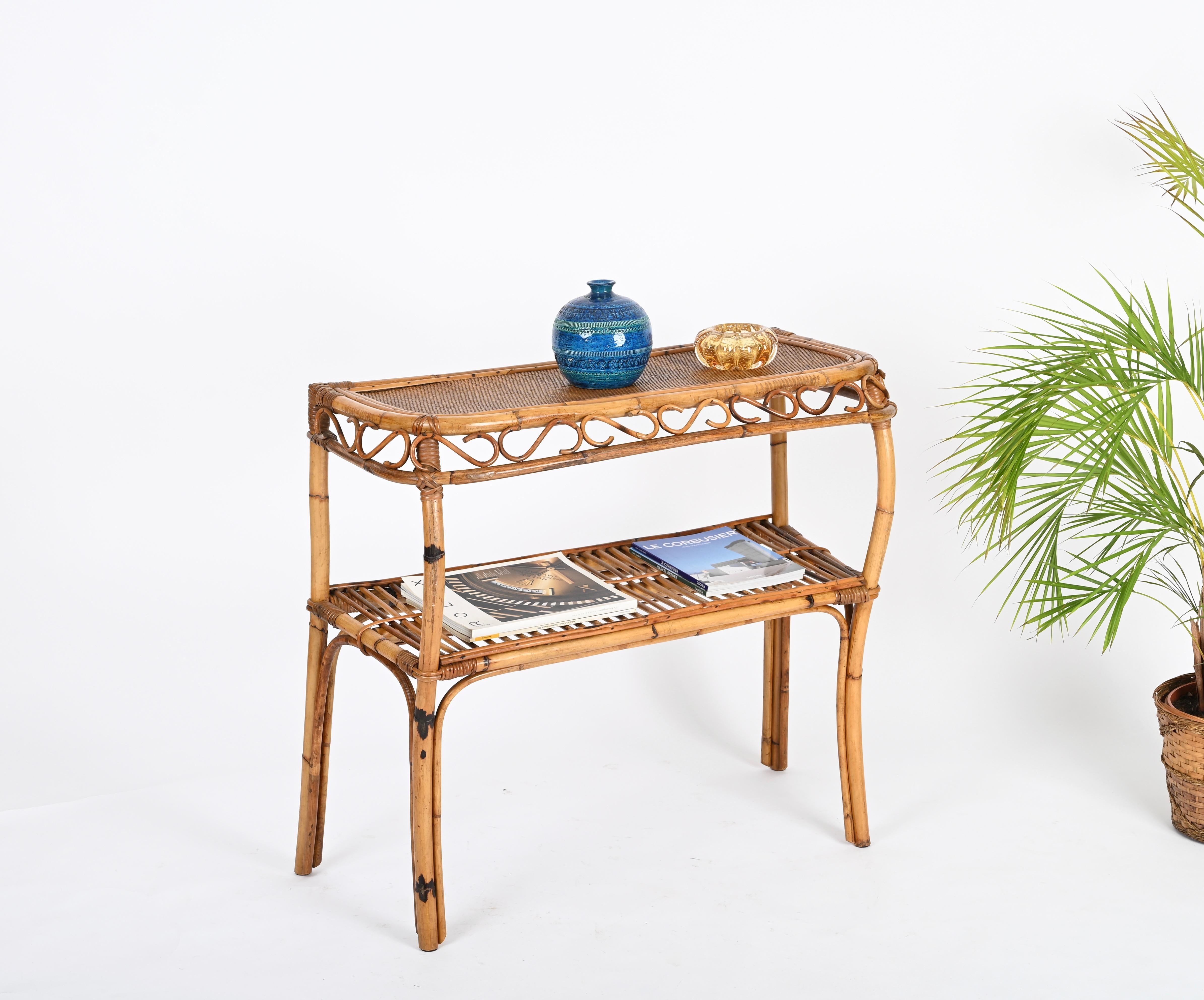 Maravillosa consola de mediados de siglo en bambú curvado, ratán y mimbre tejido a mano. Esta impresionante pieza orgánica fue diseñada por la maestría de Franco Albini y producida en Italia durante la década de 1960.

Totalmente hecha a mano con