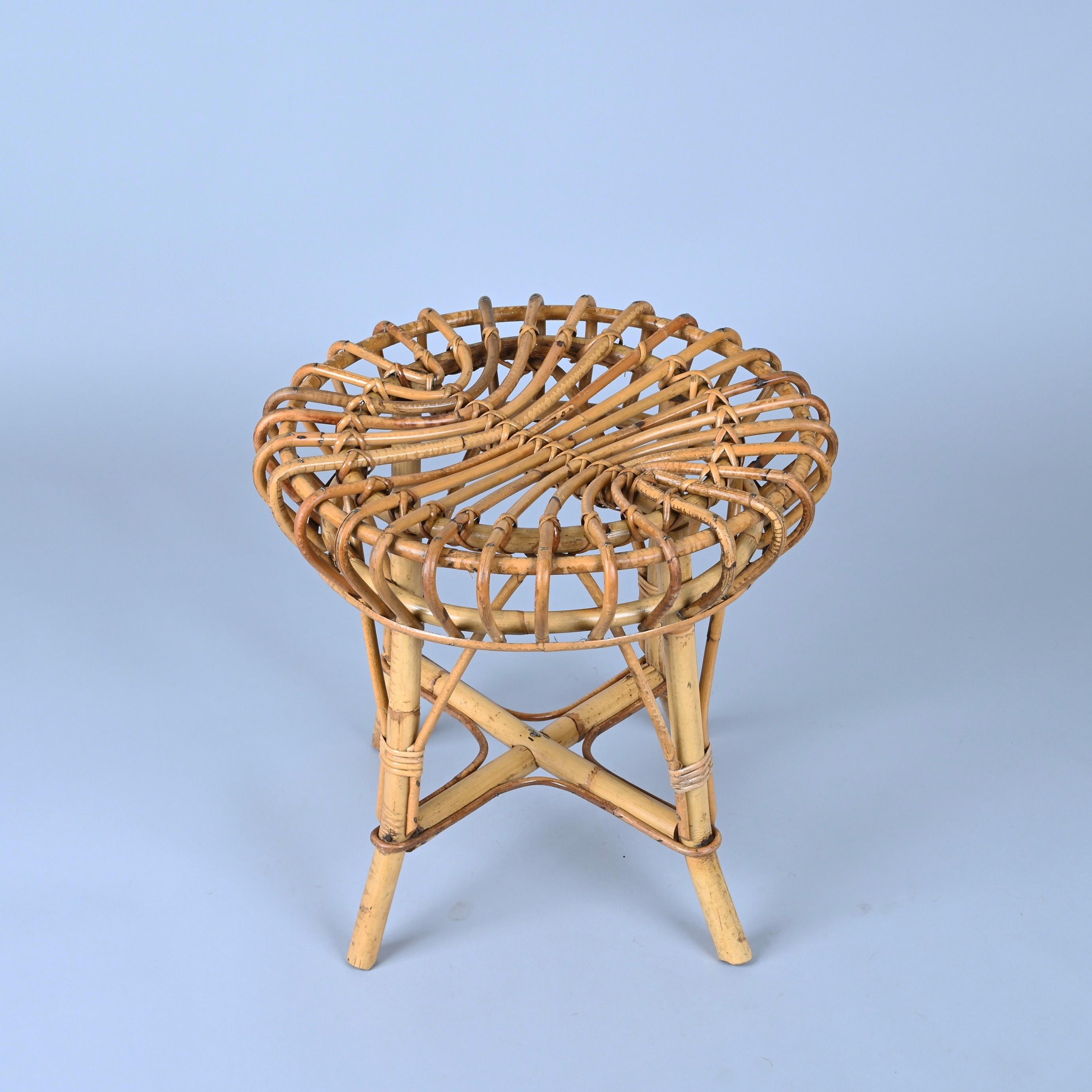 Midcentury round bamboo and wicker ottoman stool. This pouf was designed by Franco Albini in Italy during the 1960s.

This piece is fantastic as the rattan is shaped in a unique way, biggest canes composing the structure while the top part is made