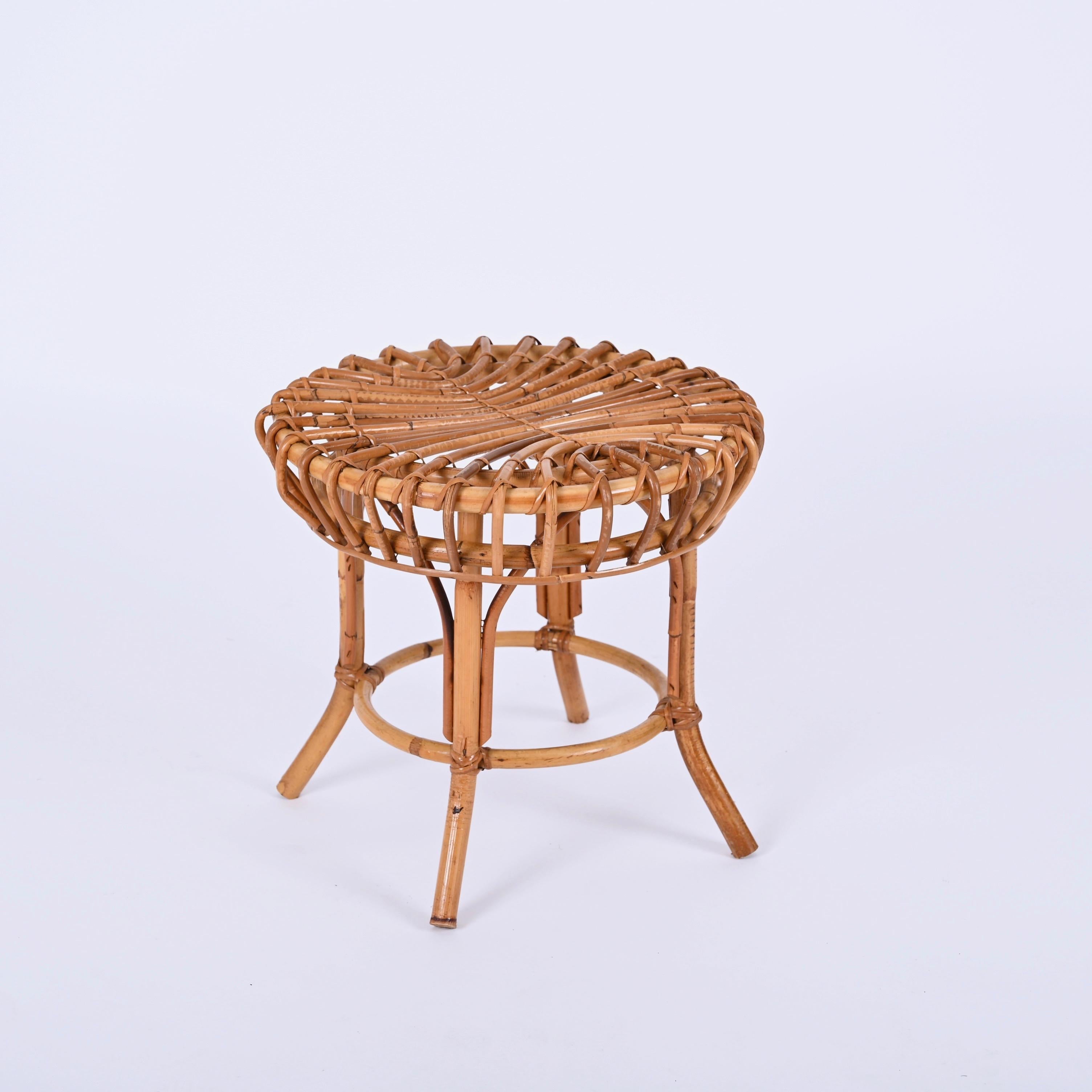 Magnifique tabouret rond en bambou et osier datant du milieu du siècle dernier. Franco Albini a conçu cette pièce en Italie dans les années 1960.

Le pouf présente une belle combinaison de bambou courbé, de rotin et d'osier. Entièrement fabriqué à