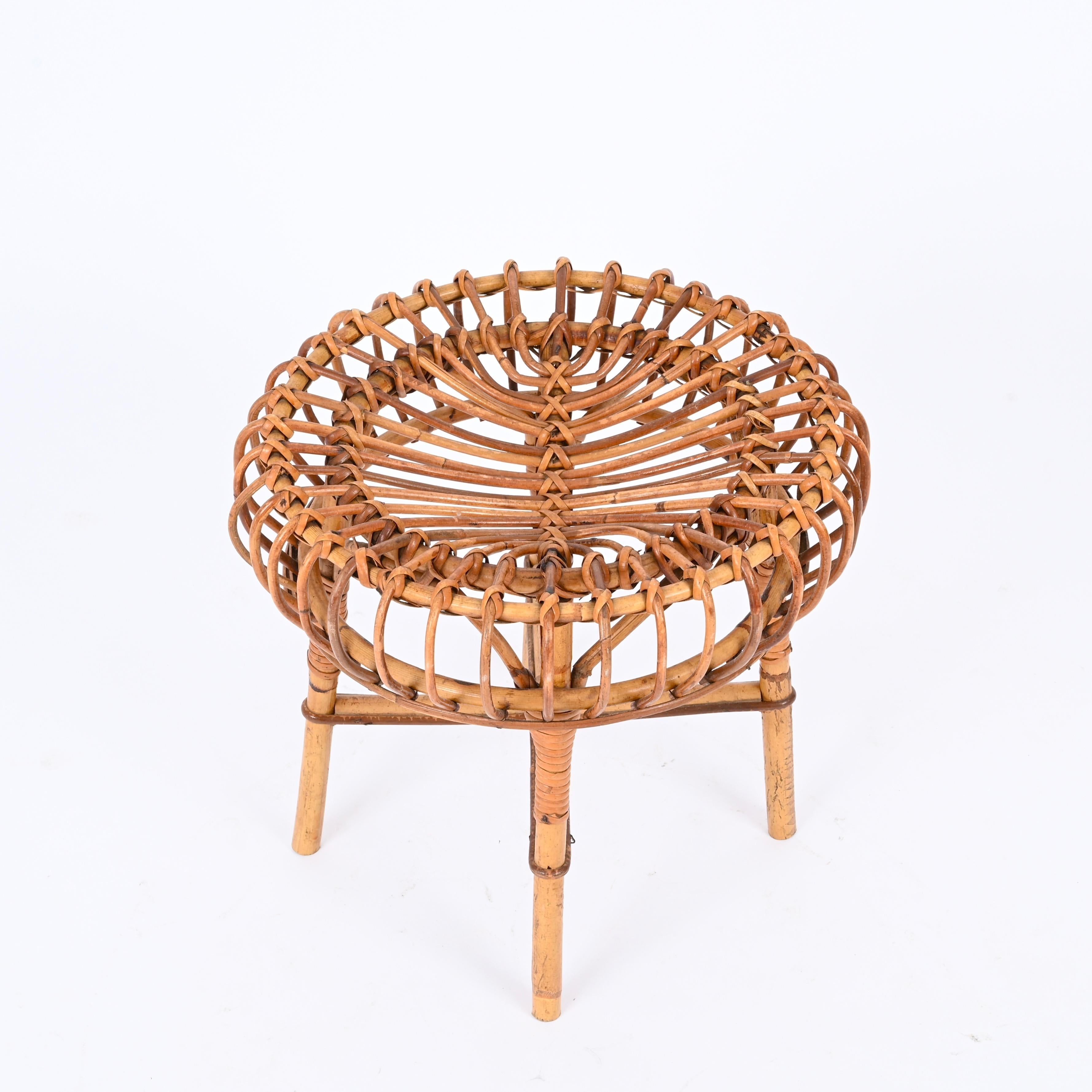 Splendido pouf in stile Costa Azzurra in rattan curvato e vimini intrecciato a mano. Questo delizioso sgabello organico è stato progettato da Franco Albini negli anni '60 in Italia.

Questo pouf organico rotondo è realizzato in una splendida