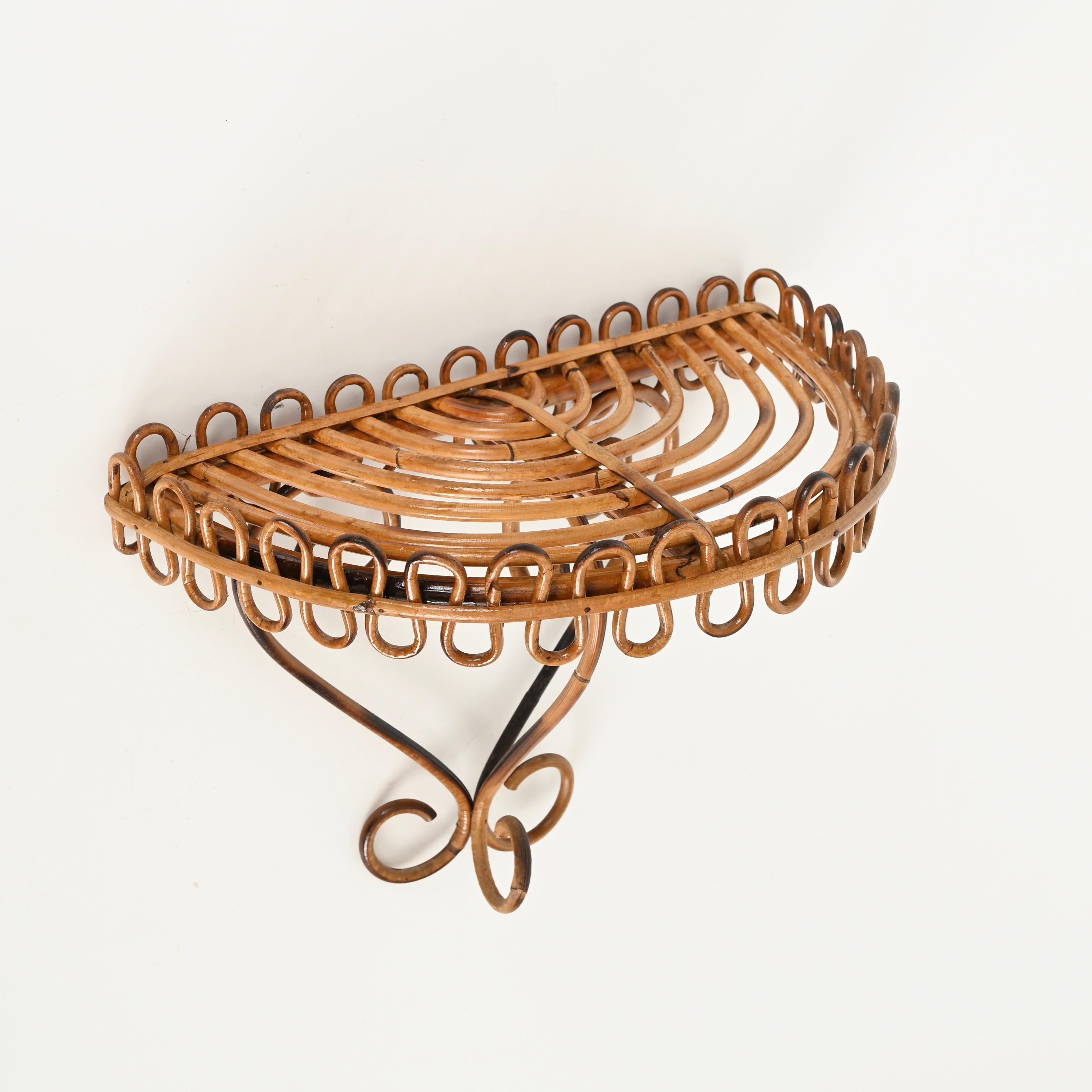 Wunderschönes Mid-Century-Wandregal aus geschwungenem Rattan und Bambus. Dieses stilvolle organische Regal wurde in den 1960er Jahren von Franco Albini in Italien entworfen.

In erstaunlichen Bedingungen und mit einem charmanten hellen Honig Farbe,