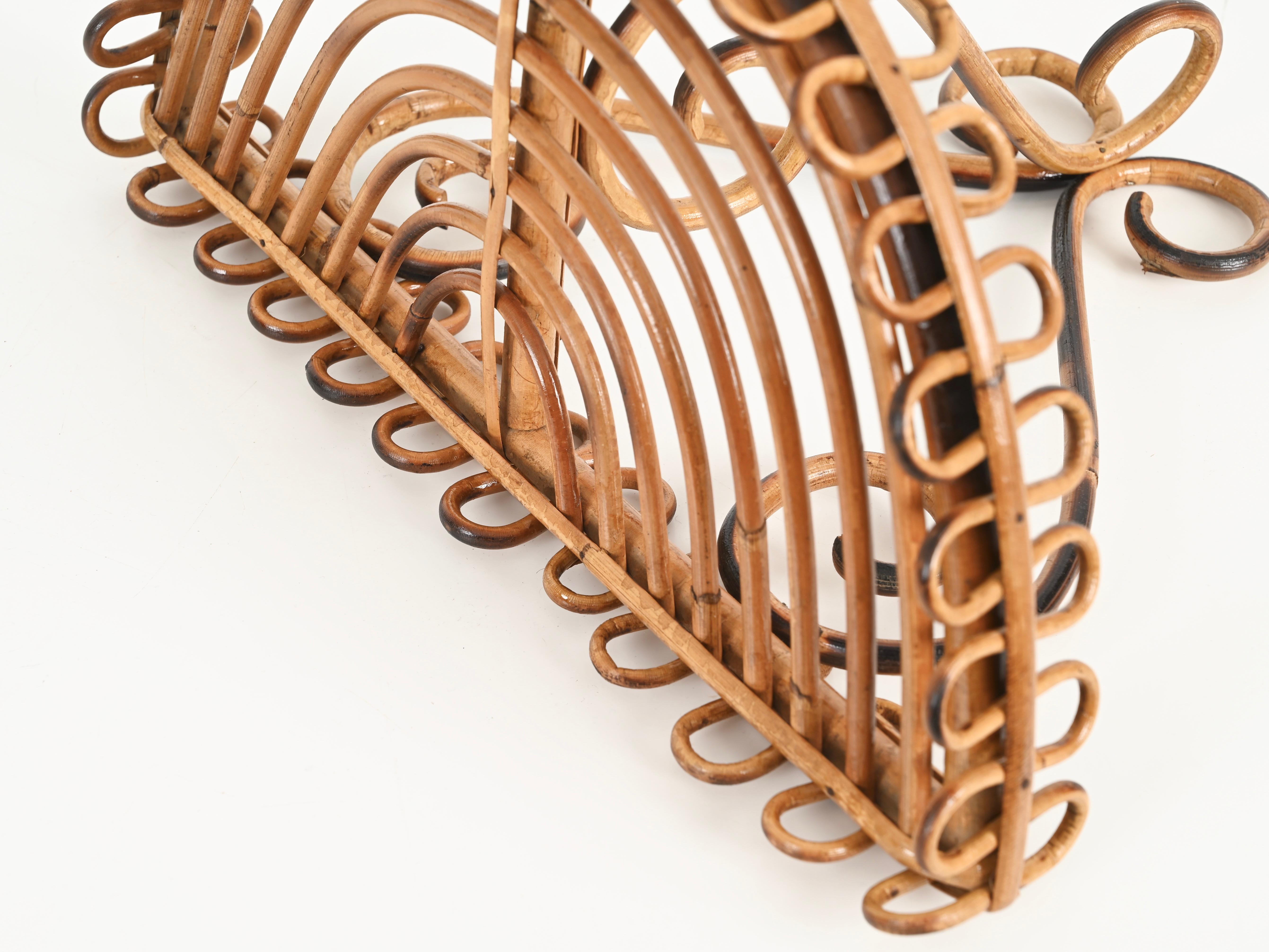 Franco Albini Wandregal aus geschwungenem Rattan und Bambus aus der Mitte des Jahrhunderts, Italien 1960er Jahre (Moderne der Mitte des Jahrhunderts) im Angebot
