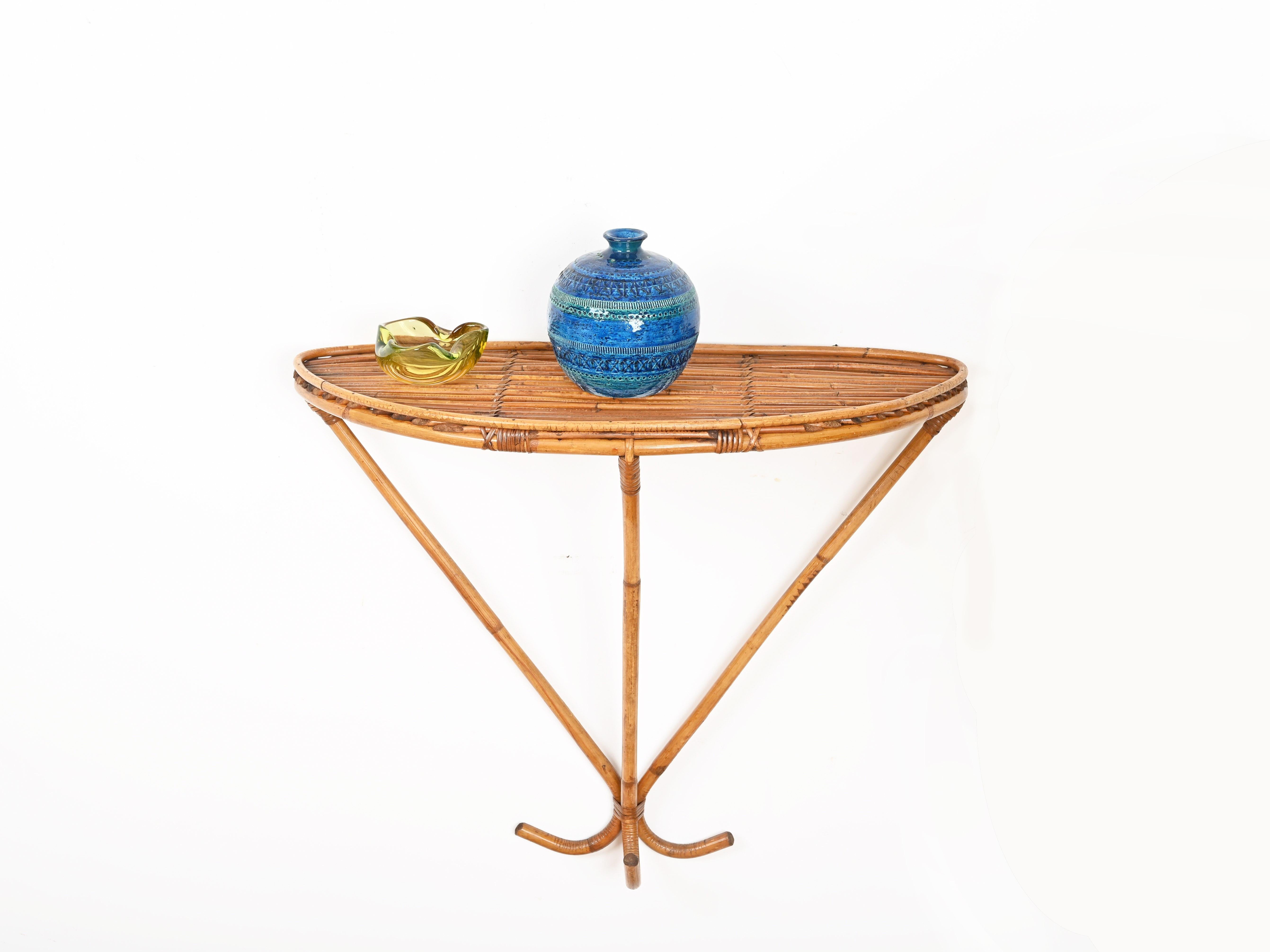 Wonderful midcentury large wall shelf or console in curved bamboo, rattan and hand-woven wicker. This incredibly charming piece was designed by the mastery of Franco Albini and produced in Italy during the 1960s. 

This stylish large wall shelf is
