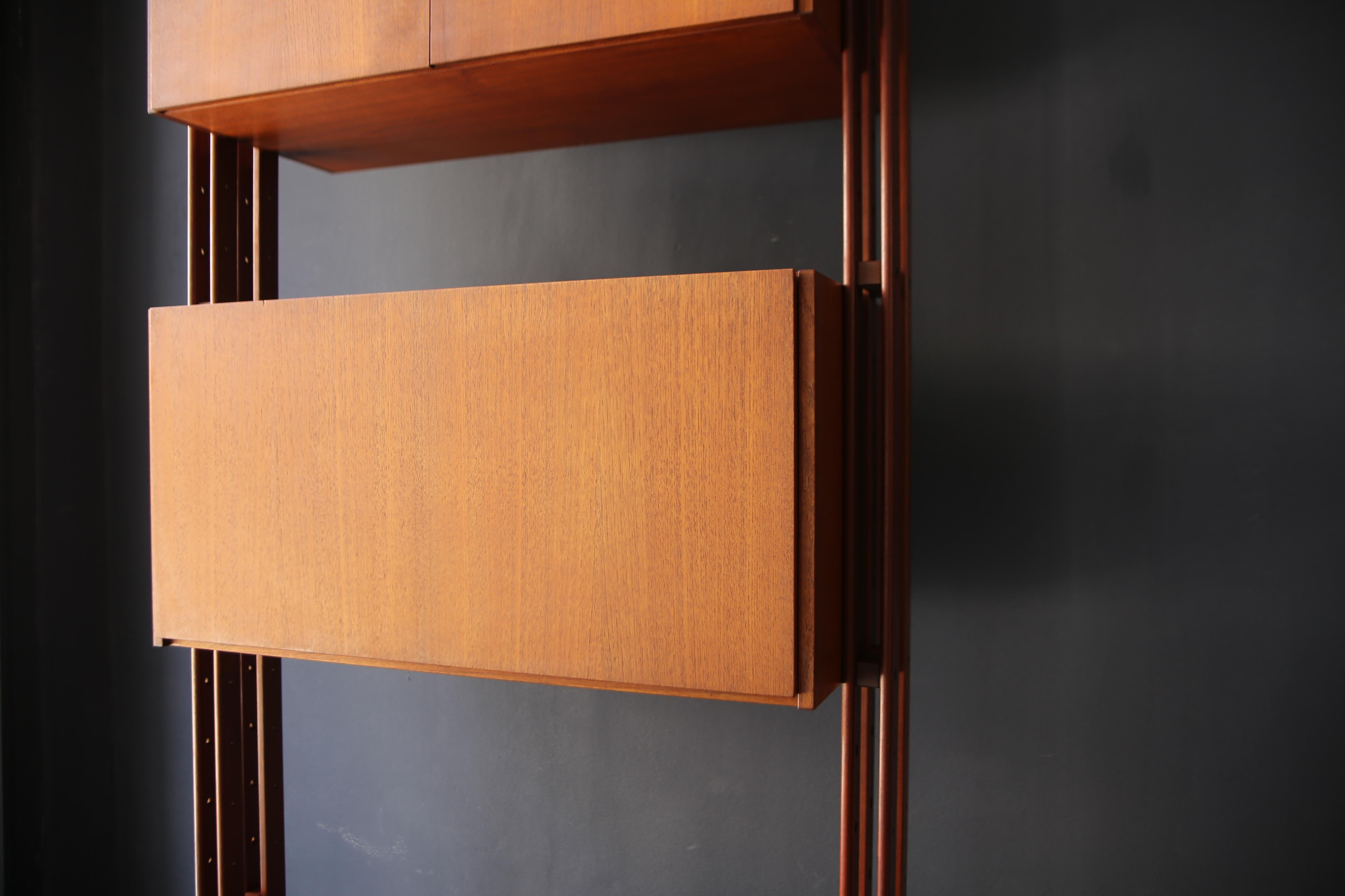 Franco Albini
Modular bookcase model “LB7”
Production Poggi Pavia 1957
This bookcase has two storage modules, one divided into 4 sections and the other with a shelf. Plus two shelves

Bibliography: I. de Guttry, M.P. Maino, Italian furniture of the