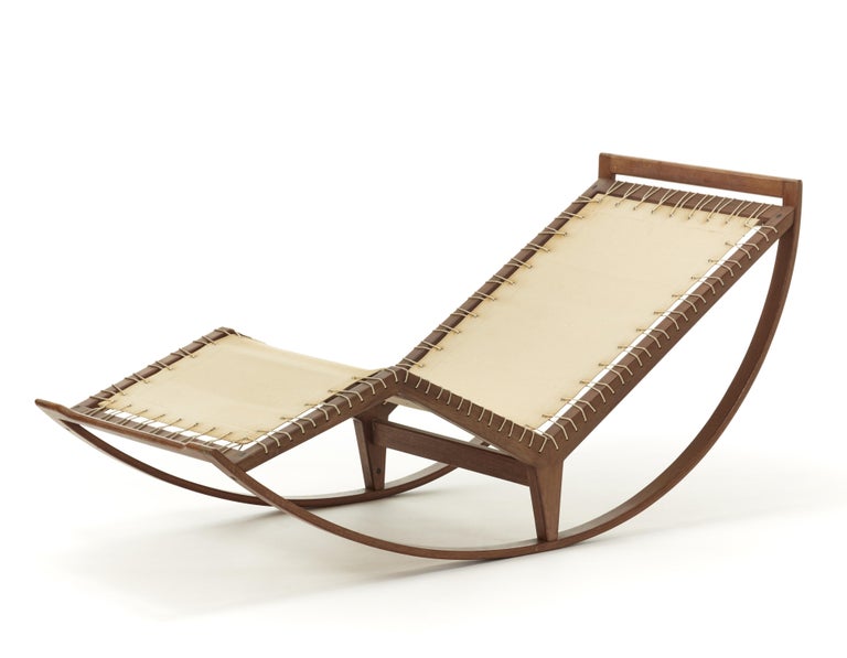 An original classic and iconic design by Franco Albini (Robbiate 1905-Milano 1977).Rocking chaise longue Model PS16.Edited by Poggi (Pavia) 1959.Solid wood and teak
Hemp canvas and rope. Fabric and leather seat.Foldable mattress and adjustable seat